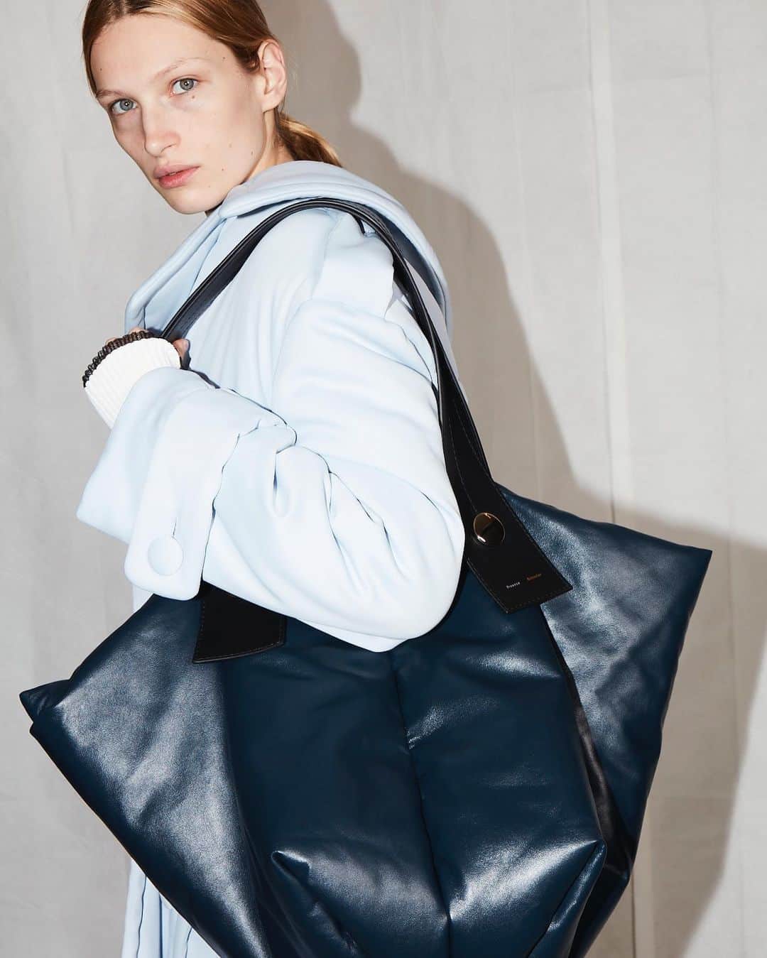 プロエンザスクーラーのインスタグラム：「The Puffy Tote Soft Nappa leather crafted to an oversized, cushioned silhouette proenzaschouler.com #proenzaschouler」