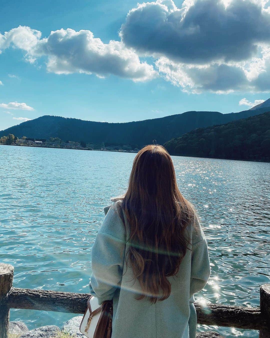 桃華絵里さんのインスタグラム写真 - (桃華絵里Instagram)「Autumn sunny 🦢🍁  ここ最近慌ただしかったから 少しリフレッシュ♡ 深呼吸  最近はとくに こういう時間を 意識して作るようにしています🌤  #refresh #lake #naturephotography  #autumn #mocoas #fashion #ootd  #田貫湖 #湖 #リフレッシュ #モコアズ」10月29日 21時38分 - _momoka828_