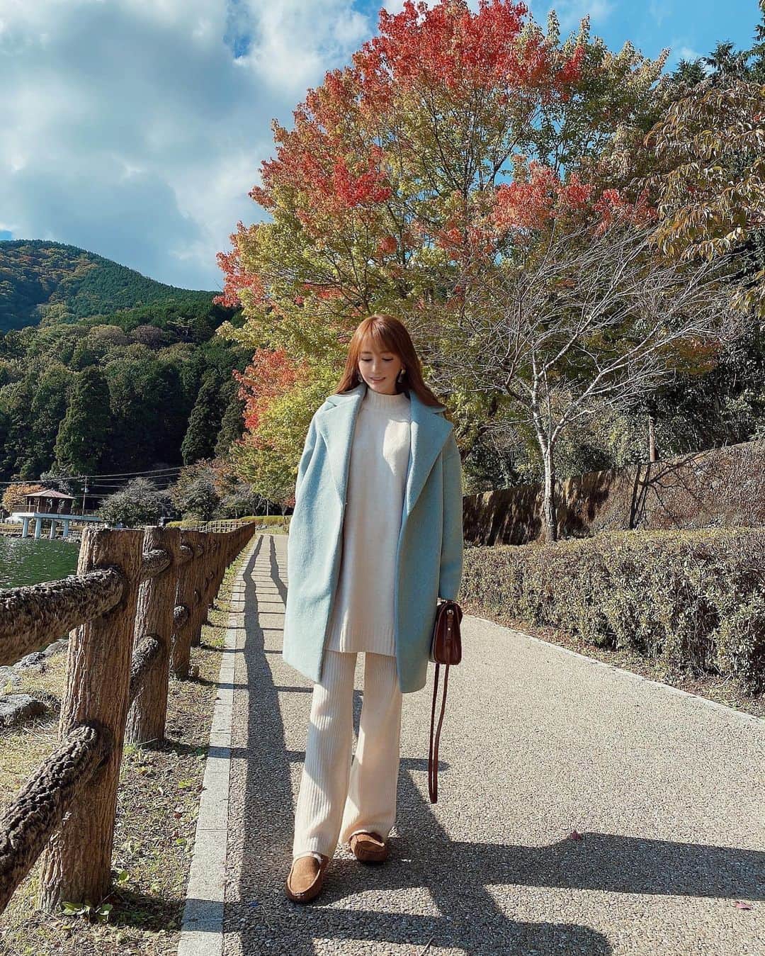 桃華絵里さんのインスタグラム写真 - (桃華絵里Instagram)「Autumn sunny 🦢🍁  ここ最近慌ただしかったから 少しリフレッシュ♡ 深呼吸  最近はとくに こういう時間を 意識して作るようにしています🌤  #refresh #lake #naturephotography  #autumn #mocoas #fashion #ootd  #田貫湖 #湖 #リフレッシュ #モコアズ」10月29日 21時38分 - _momoka828_