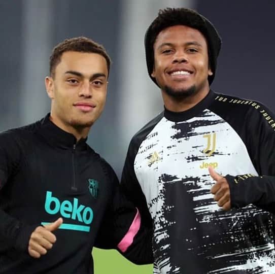 サッカー アメリカ代表チームさんのインスタグラム写真 - (サッカー アメリカ代表チームInstagram)「👍👍 May not have seen these guys on the field against each other last night, but can always count on ‘em to grab a photo!   📷: @west.mckennie   #USMNTinUCL #UCL」10月29日 21時38分 - usmnt