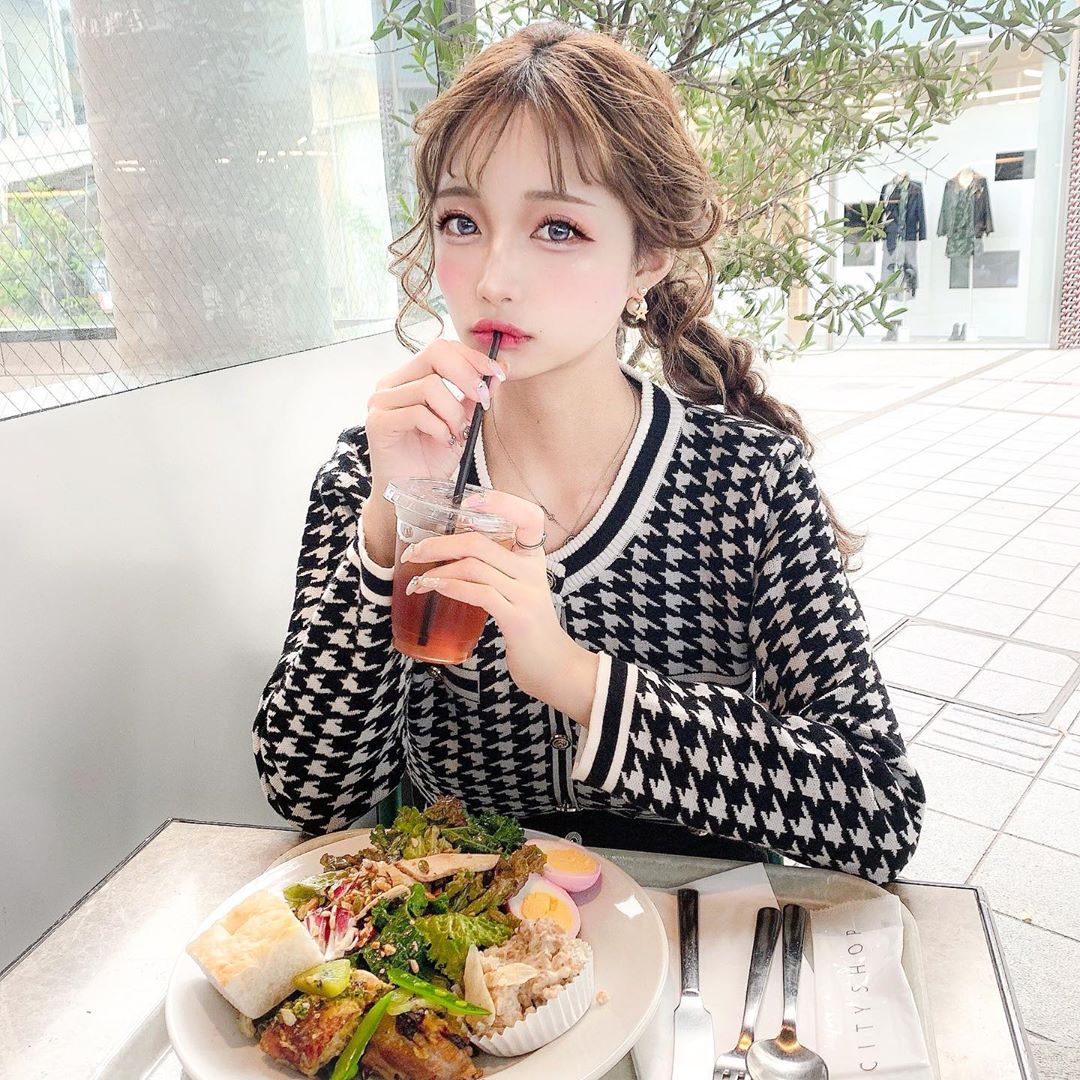 あやちゃんさんのインスタグラム写真 - (あやちゃんInstagram)「サラダぱくぱく🥗✨ ここめちゃくちゃ美味しかったのー💗 ドレッシングからトッピングまでカスタムできてボリューミーなオーガニックサラダ🌿 @randy_online_ の千鳥柄トップスを着たよー🖤かわいいの🥰 オン眉だね😆😆 #cityshoptokyo #cityshop #オーガニック #オーガニックランチ  #サラダ #サラダプレート #サラダバー #サラダ専門店  #サラダボウル #サラダランチ  #ヘルシーランチ #表参道カフェ #表参道ランチ #表参道グルメ #表参道カフェ巡り #表参道テラス #南青山 #南青山カフェ  #千鳥柄 #韓国ファッション #ヘアアレンジ #あみこみアレンジ #表参道 #ダイエットメニュー #ダイエットごはん #オン眉」10月29日 21時31分 - aya.you.love.r