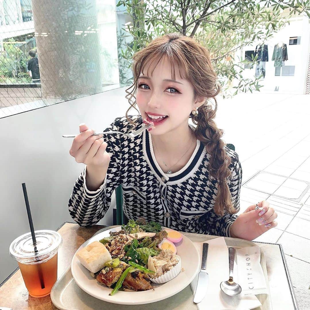 のインスタグラム：「サラダぱくぱく🥗✨ ここめちゃくちゃ美味しかったのー💗 ドレッシングからトッピングまでカスタムできてボリューミーなオーガニックサラダ🌿 @randy_online_ の千鳥柄トップスを着たよー🖤かわいいの🥰 オン眉だね😆😆 #cityshoptokyo #cityshop #オーガニック #オーガニックランチ  #サラダ #サラダプレート #サラダバー #サラダ専門店  #サラダボウル #サラダランチ  #ヘルシーランチ #表参道カフェ #表参道ランチ #表参道グルメ #表参道カフェ巡り #表参道テラス #南青山 #南青山カフェ  #千鳥柄 #韓国ファッション #ヘアアレンジ #あみこみアレンジ #表参道 #ダイエットメニュー #ダイエットごはん #オン眉」