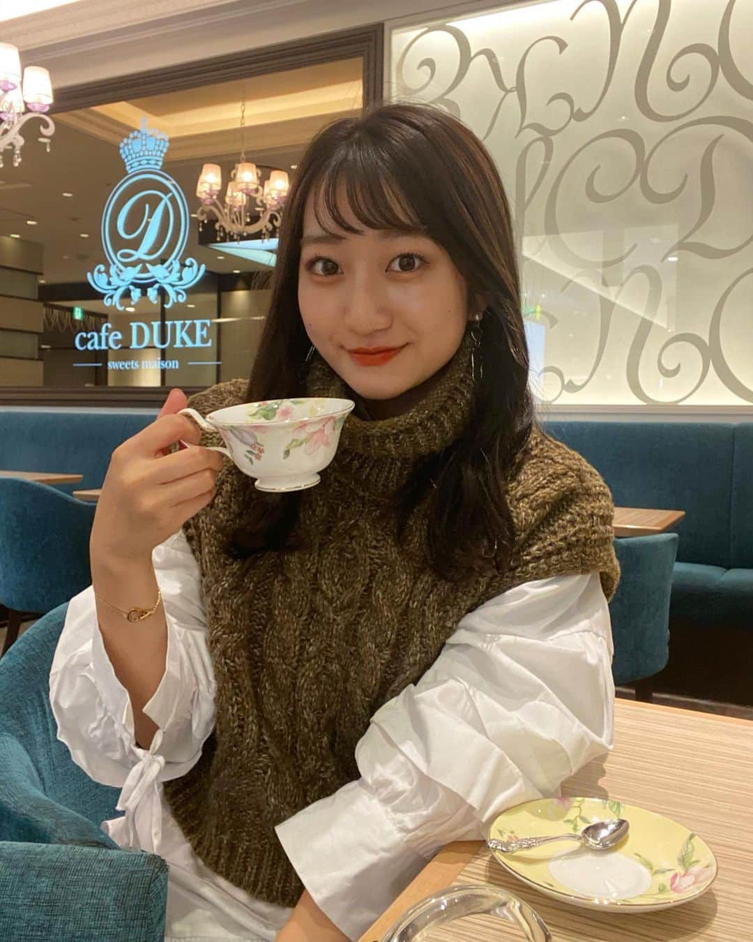 華山友希のインスタグラム：「今日はお友達とまったりカフェ☕️  こういう時間も大切だな〜と改めて思います😌✨  最近、肌寒くなってきたのでしっかり着込んで、お身体には気をつけてくださいね🌿  ミスコン活動残りわずか精一杯頑張ります(^^)  本日もプロフィールからの投票、 Twitterのリツイートよろしくお願いします🙌🏻  #ミスキャン#ミスコン#ミスキャンパス同志社 #梅田カフェ#秋服コーデ」