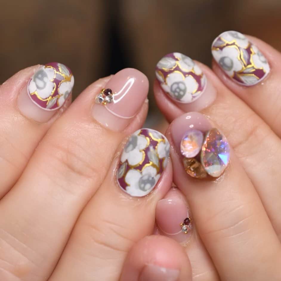 Yuka Maeda ::manicurelistのインスタグラム：「. . Salon data▼ ＝＝＝＝＝＝＝＝＝＝＝＝＝＝＝＝＝＝＝＝ . CADENAS -nail eyelash salon- ●Nail artist  @yuka.maeda  @yuki_cadenas ●eyelash　@cadenaseyelash  ゲストに愛と感動を…♡ . 【 LINE ＠cadenas 】 ご予約/お問い合わせはLINEよりお気軽に🤲 ▶︎▶︎#cadenasnail デザインアップしてます♡  price…★⭐︎Instagram特別キャンペーン中⭐︎★ . 「インスタ見たよ👀」と LINEからご予約で特別プライス7500円！！ . ※ご新規様限定 ※キャラクターや特殊なエレメント等のみ 別途料金いただく場合ございます🙇🏻‍♀️ . . price…初回8000円（オフ込み） access…大阪市北区堂山町16-1  中崎町駅  徒歩5分 /  梅田駅  徒歩6分 . tel… 06-4792-8617 ＝＝＝＝＝＝＝＝＝＝＝＝＝＝＝＝＝＝＝＝ . . .  #中崎町ネイルサロン #梅田ネイルサロン #大阪ネイルサロン #関西ネイルサロン #インスタネイル #instanails #instanail #トレンドネイル #ネイルサンプル #ニュアンスネイルデザイン  #ネイルブック #フラワーネイル #ネイルチェンジ #今月のネイル #にゅーねいる #秋ネイル #ミラーネイル  #ネイル大好き #ピンクネイル #ネイル部 #女子力向上委員会 #女子力 #女子力ネイル #アートネイル #ボルドーネイル #ニューネイル  #ナノソル #ナノソルcc  #ナノソル販売店大阪」