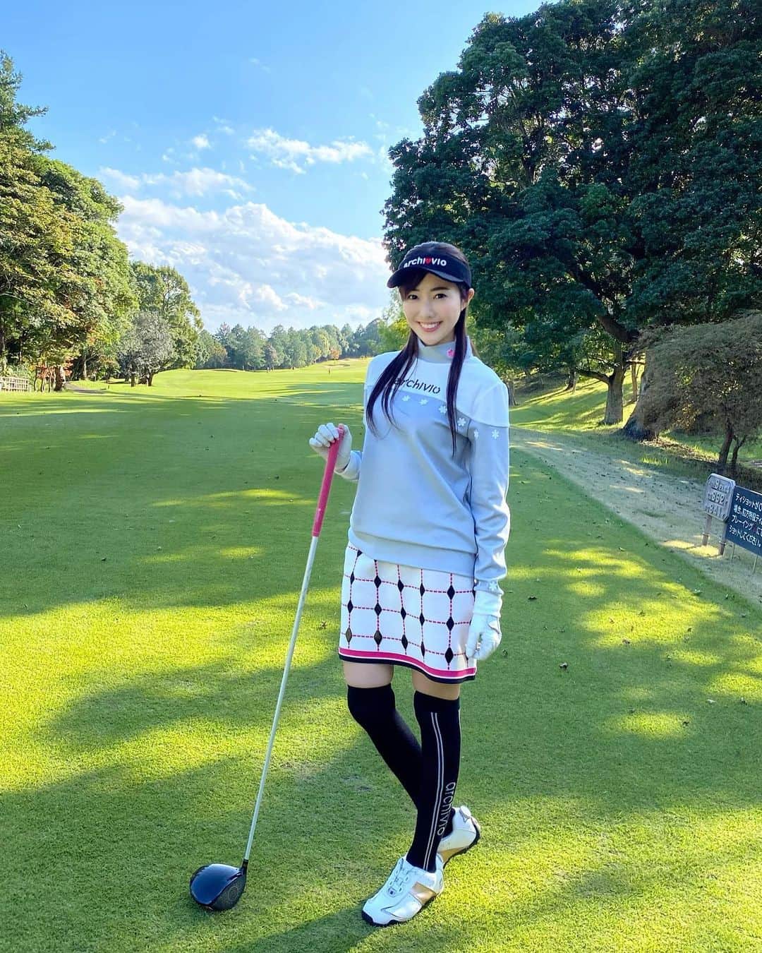 のインスタグラム：「. @sayuri_takashima プロに ラウンドレッスンしてもらいました⛳️ 教えてもらったことを早く体に染みつかせたいっ😆💕 . . Tops・Skirt・Sun visor・Socks：@archivio.official_online . . #高島早百合 プロ #真名カントリークラブ  #archivio #アルチビオ #ゴートゥグリーン  #golfstagram #golfgirl #golfwear  #ゴルフ女子 #ゴルフ女子コーデ  #ゴルフ好きな人と繋がりたい  #気象予報士 #セントフォース #weatherforecast」