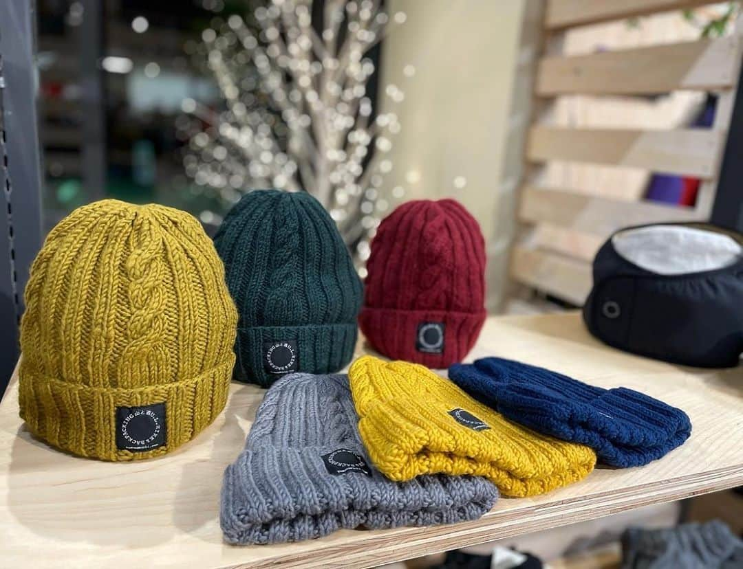 SUNDAY MOUNTAINさんのインスタグラム写真 - (SUNDAY MOUNTAINInstagram)「【山と道　Merino Knit Cap 入荷してます🙌】 ＊  山と道より 100％メリノウール使用の人気ニットキャップが入荷してます🙌🙌🙌  今季も新色をふまえ👍  昨年も即完売だった人気アイテム。是非気になる方はお早めに！  ニュージーランド産100%メリノウールを山にも街にもフィットするオーセンティックなデザインに落とし込み、以前のYak Wool Knit Capと同様、ヒマラヤの麓ネパールの女性たちに編み上げています。  ローゲージニットならではの暖かさに100％メリノウールの柔らかな肌触りとふわりとしたかぶり心地が加わり、とても気持ちのよいニットキャップに仕上がりました。ぜひこれからの季節の山に、街に、どこにでも連れ出してください。  ■山と道 ■Merino Knit Cap  ■76g ■¥4,500 +tax」10月29日 21時33分 - sundaymountain