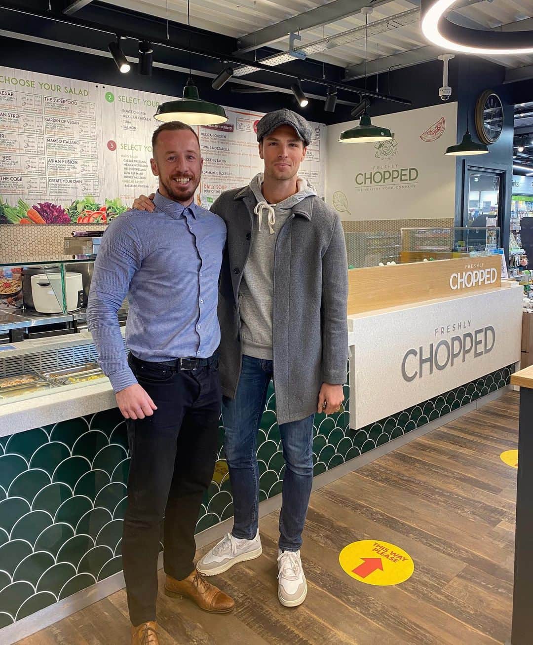 Edward Wildingのインスタグラム：「Absolutely buzzing for you brother 🙌🏼❤️ @jhock84 you have worked your socks off to create something great. Anyone in the Leicester area must visit @the_stage_wigston for a @chopped.uk 🥙🌯🥒🥑. If you don’t get excited over your mates success, then you need new mates 💫🙌🏼」