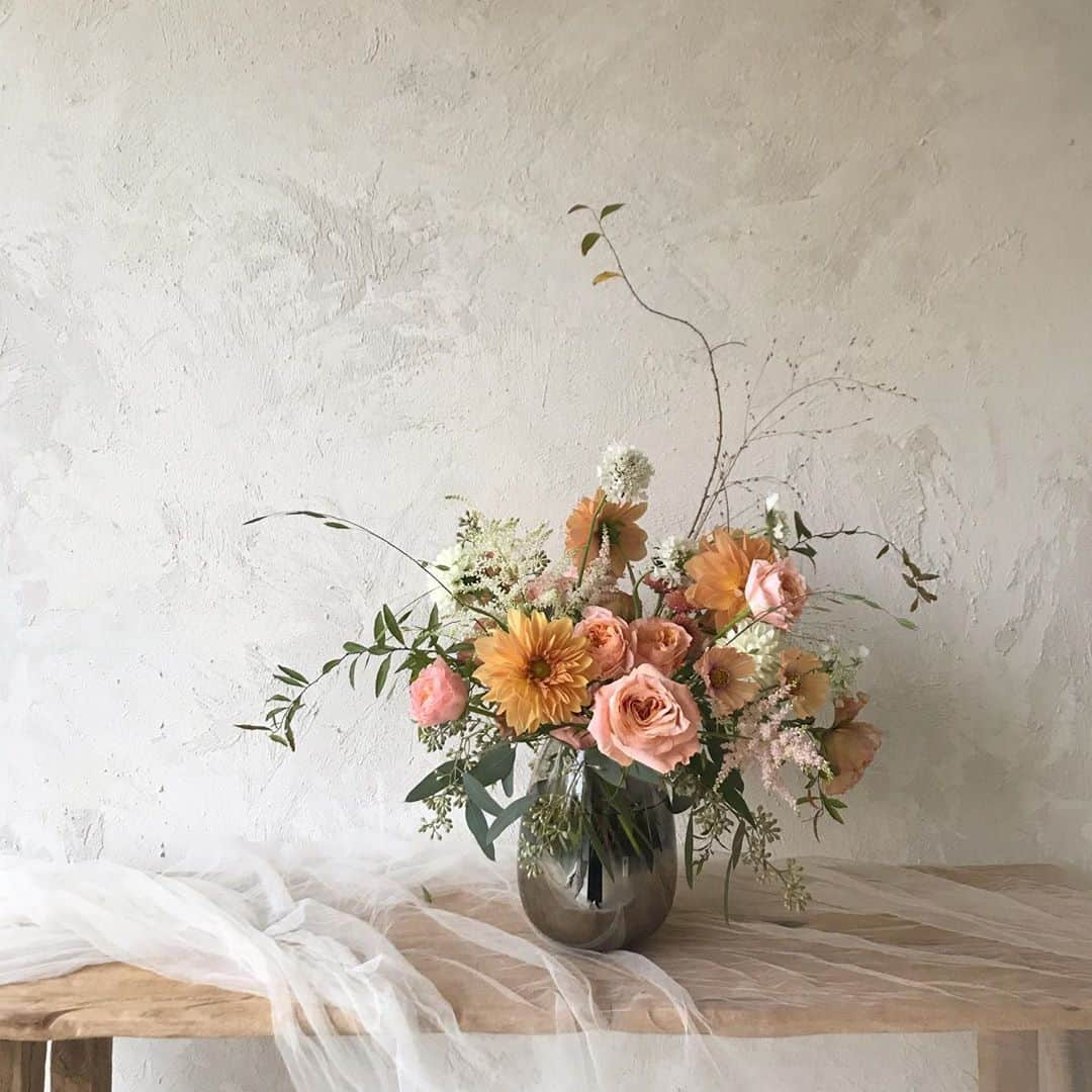 플로리스트 이주연 florist Lee Ju Yeonさんのインスタグラム写真 - (플로리스트 이주연 florist Lee Ju YeonInstagram)「. . vase arrange 🧡 . #vasearrange #화병꽂이  .  订花 WeChat ID vaness_flower 페이팔 결제 가능  클래스상시모집 당일꽃주문가능 . #수업문의 #주문예약 #lesson #Order  Katalk ID vaness52 WeChat ID vaness_flower E-mail vanessflower@naver.com . 서초구 양재천로 123 5층 📞02-545-6813 . #vanessflower #florist #flowershop #handtied #flowerlesson #花束 #바네스플라워 #플로리스트 #꽃다발 #부케 #플로리스트학원 #플라워레슨 #양재동꽃집 #양재역꽃집 #꽃다발주문 #꽃수업 #꽃주문  #대관 #공간대여 #스튜디오대관 #자연광스튜디오 #자연광스튜디오대관 #스튜디오」10月29日 21時33分 - vanessflower