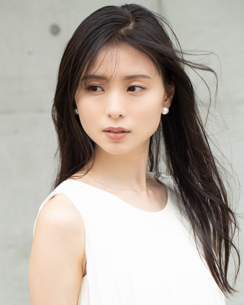 朝見心のインスタグラム：「(∵)﻿ ﻿ にんにく入ってないのに﻿ 冷蔵庫の中﻿ にんにく臭すごいのなに？﻿ ﻿ ﻿ ﻿」