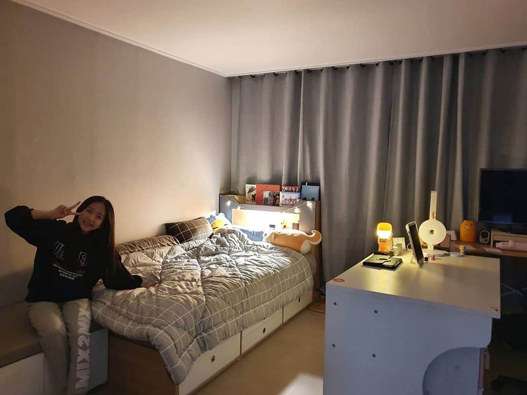 イ・チェミのインスタグラム：「이사 후 공개하는 채미방 ❤ #랜선집들이 #갬성충만 💕」