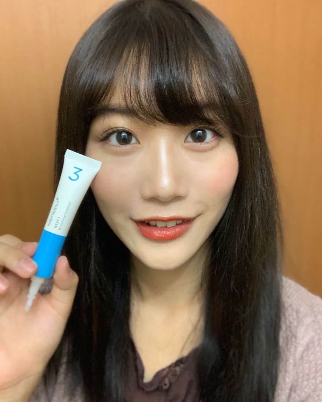 仲間由依のインスタグラム：「【#WELLA】 「4ウィークプログラム」 “1週間ごとに状態が変わる髪の毛” のためのホームケア  ヘアカラーから3週間目が経ちました。 この時期はまとまりにくくパサつきが目立つ…  なので、水分バランスの整った潤いのある髪の状態に導いてくれるトリートメントを！  グレープシードオイルを配合していて、テクスチャーは大分こっくりとしているので、保湿力バッチリ（この時期は保湿が大事すぎる😳）  日々のホームケアが大切！！！」
