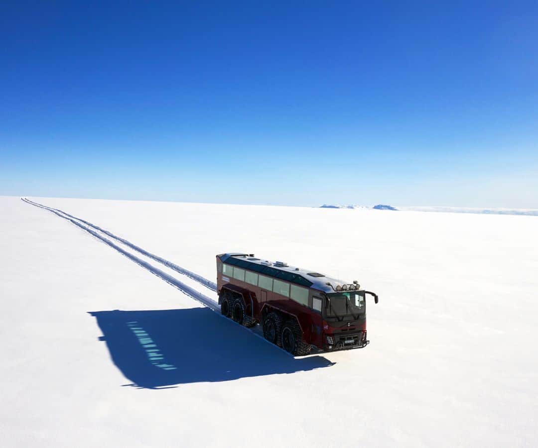 AFP通信さんのインスタグラム写真 - (AFP通信Instagram)「AFP Photo - Giant metallic 'steed' traverses Iceland's threatened glacier -⁣ .⁣ Instead of a slow slog on snowshoes, a giant bus sweeps passengers at up to 60 kilometres an hour across Iceland's second largest glacier, which scientists predict will likely be nearly gone by the end of the century.⁣ .⁣ The red glacier mega bus is 15 metres (50-foot) long and fitted with massive tyres for traction across the powder snow of western Iceland's vast Langjokull ice cap.⁣ .⁣ With its 850 horsepower engine, the tour bus -- resembling something out of a science-fiction movie -- smoothly traverses the icy terrain on eight wheels, each two metres in diameter.⁣ .⁣ It has been named "Sleipnir" after the mythical eight-legged horse ridden by the Norse god Odin.⁣ ⁣ .⁣ #Sleipnir #Iceland #LangjökullGlacier #Glacier #Langjökull」10月29日 21時46分 - afpphoto