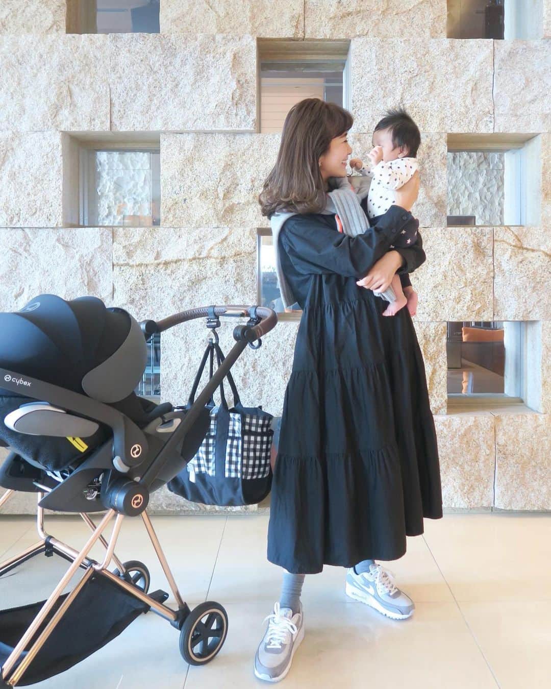Mai Wakimizuのインスタグラム：「今日はayuちゃんと、lunch→machatt popup shopというスケジュールで集合＼(^o^)／張り切ってmachattのワンピースを着て大阪に向かう途中、既に整理券が配られてるとmasacoちゃんから連絡。さすがmachatt様、舐めてました。とてもとても残念だったけど仕方ない！popupは諦めて、その分ayuちゃんとの時間を延長させてもらいました♡今日の息子は、この秋1番のお気に入りcoordinate♡全身星なので、スター君☆と名付けました♡(まんま。笑) #wakkinstyle#ootd#coordinate#ママコーデ knit:#linkable @linkable_official(来月発売予定) dress:#machatt bag:#rosymonster shoes:#nike」