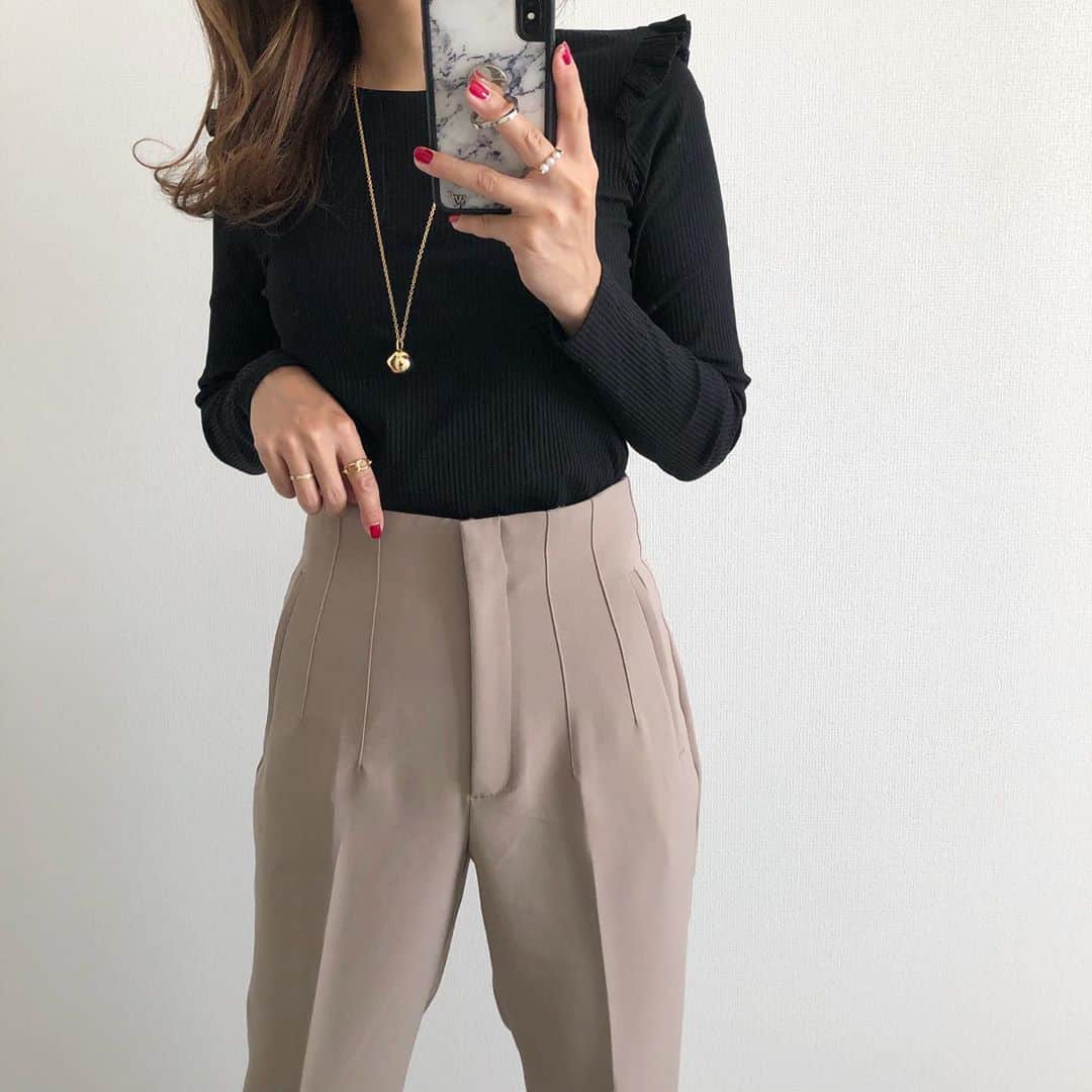 Miyoさんのインスタグラム写真 Miyoinstagram 10 29 上下zaraコーデ 昨日postした ハイウエストパンツ の 新色モールグレーを履いてみました やっぱりいい色 トップスは再入荷でgetしたもの 肩のフリルがポイントになって可愛い Mサイズを着てい