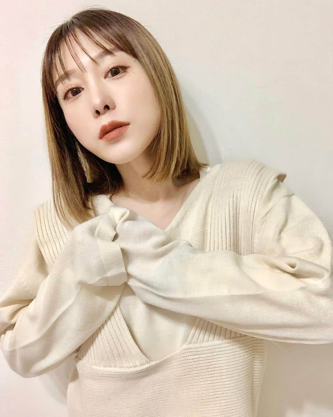 峰麻美のインスタグラム：「上から目線😏  #beige #ivory #hairset #haircolor  #hairmodel #髪伸びたね」