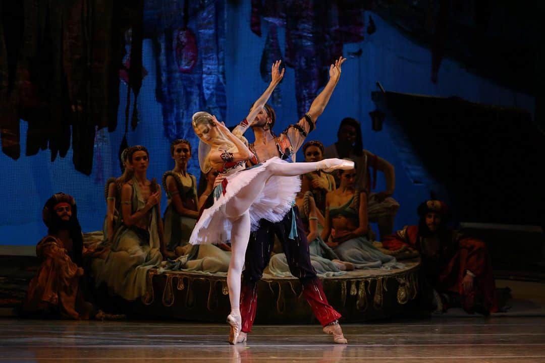 ダリア・イオノワさんのインスタグラム写真 - (ダリア・イオノワInstagram)「Happy World Ballet Day to all the Dancers and ballet Lovers ! ♥️  _______________________________________  #spb #saintpetersburg #mariinsky #mariinskytheatre #mariinskyballet #mariinskydancer #vaganovastudents #ballet」10月29日 21時43分 - ionovaworld