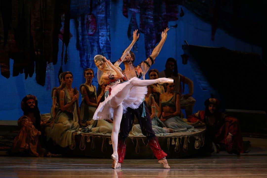 ダリア・イオノワのインスタグラム：「Happy World Ballet Day to all the Dancers and ballet Lovers ! ♥️  _______________________________________  #spb #saintpetersburg #mariinsky #mariinskytheatre #mariinskyballet #mariinskydancer #vaganovastudents #ballet」