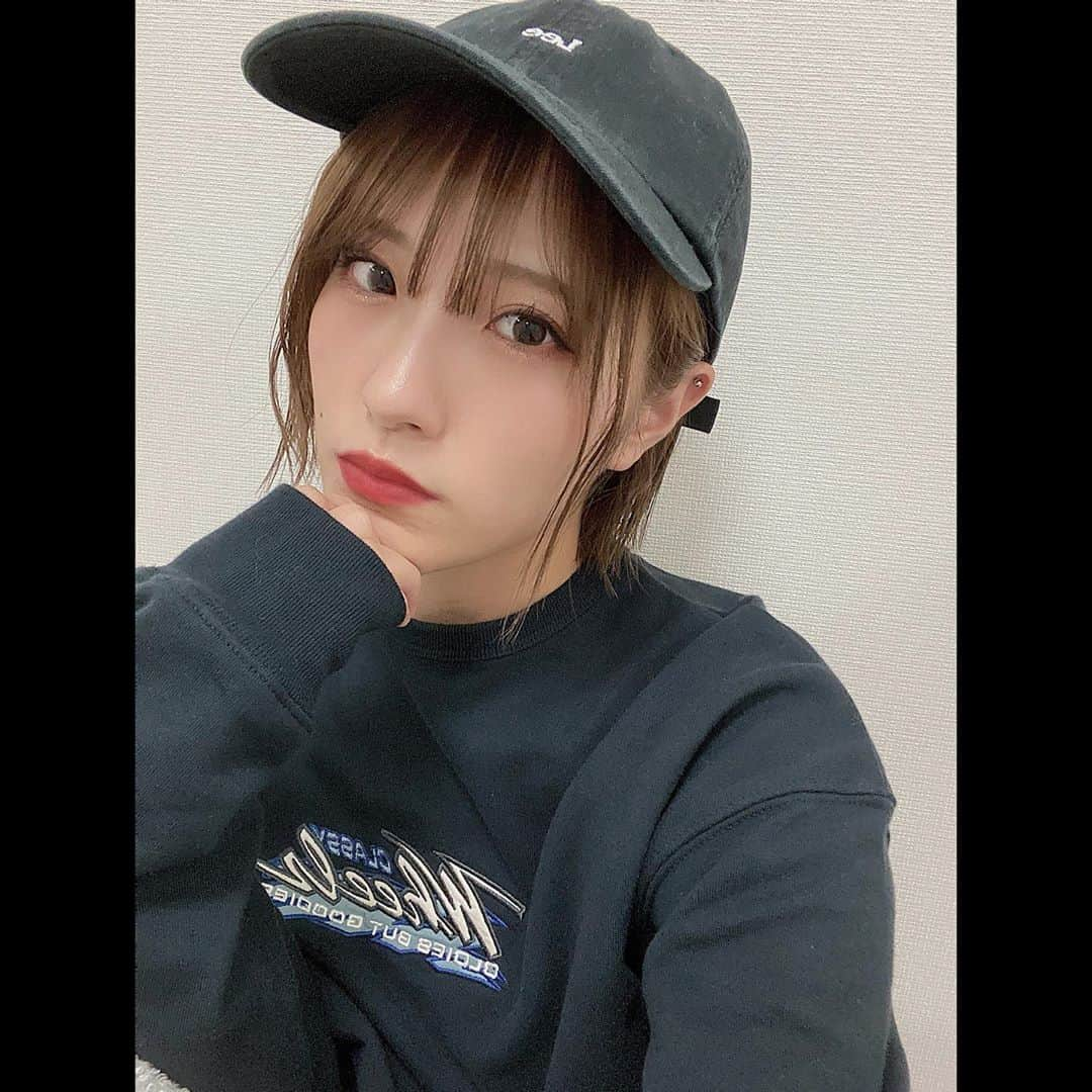 小嶋花梨さんのインスタグラム写真 - (小嶋花梨Instagram)「﻿  #MOUSSY の可愛いロンT🤔﻿ 古着っぽくてきゃわわわ﻿ ﻿ ﻿ 気づいたら肌寒くなってたから急いで今年の冬服を買いに行ってきました！コートと靴も無事ゲットしたので着るの楽しみ〜☺️﻿ ﻿ ﻿  #メンズライク #ロンt  #ショートカット」10月29日 21時43分 - nmb_kojima_48