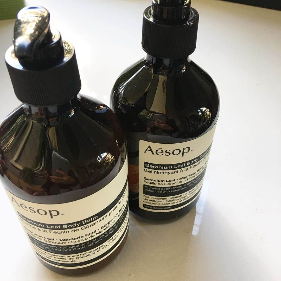 増山敬子さんのインスタグラム写真 - (増山敬子Instagram)「@revolvebeauty でオーダーした  #aesop ♡ これから使うのが楽しみだなぁ♡  爽やかな香りのGeranium Leaf Cleanser & Body Balm。 植物性の成分で肌をリフレッシュさせ、水分補給🛁  ゼラニウムリーフボディクレンザー　 ゼラニウムリーフボディバーム  * 寒くなってきたからお風呂で使いたいアイテムを買い足してます😊  #revolvebeauty#海外通販#イソップ#ゼラニウム#ボディーバーム#ボディークレンザー#aesop#バスグッズ#お風呂タイム#リボルブビューティー」10月29日 21時45分 - keikomasuyama