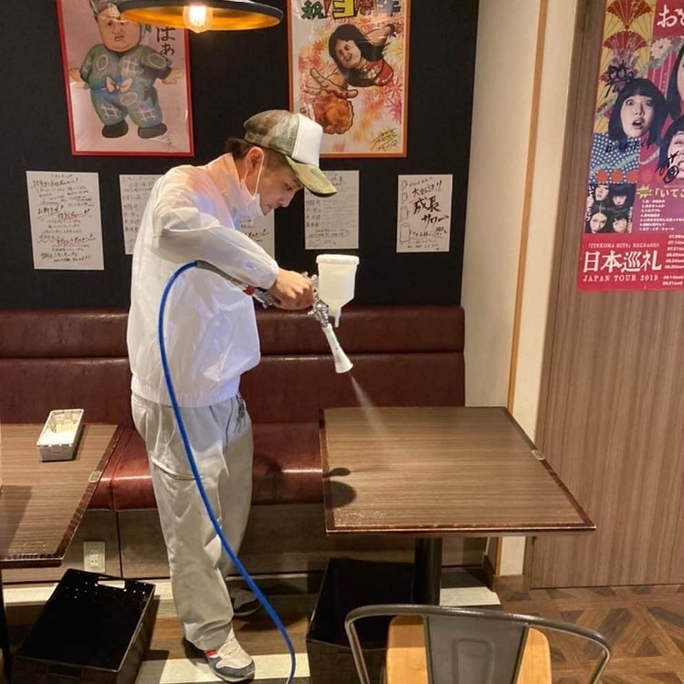 池田真一のインスタグラム：「もっと安心してお客様にご来店していただくため！上方工業株式会社さんに店内を除菌、消臭、抗ウイルスできる空気清浄イオニアプロ施工をしていただきました！  ありがとうございます😊  皆さんも上方工業株式会社さんにご相談ください！ 僕に連絡くれても大丈夫ですよ！！  #こっちこっち #ダブルアート真べぇ #上方工業株式会社 #除菌 #消臭 #抗ウイルス #空気清浄 #イオニアプロ #新型コロナ対策 #居酒屋 #うらなんば #大阪日本橋 #千日前」