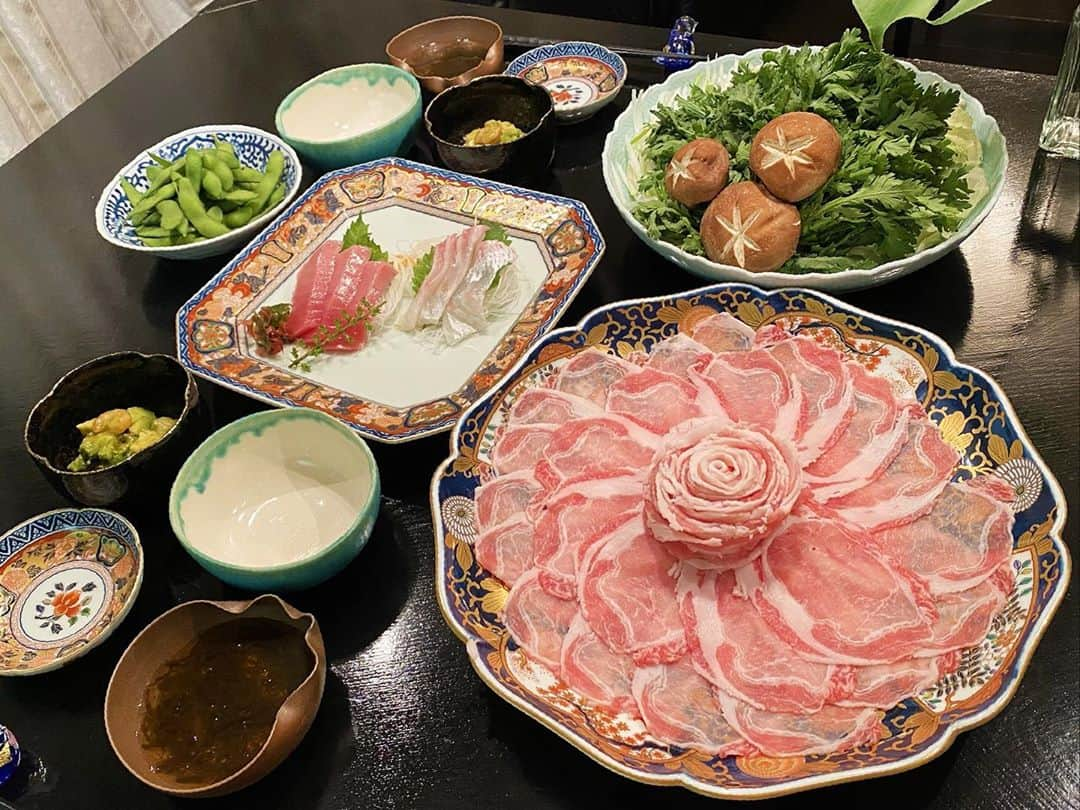 谷中麻里衣のインスタグラム：「Cooking at home ✨ It’s hot pot season 🍲  お鍋の季節💕  ①まどかが送ってくれた平牧金華豚が美味しすぎて🥰 セットのつゆにもコラーゲンが入ってて、お肌ぷるぷるに💕 冷凍で小分けになってるから使いやすいの🐽 バラ肉を薔薇の形にするオヤジギャグ、気付かれず🌹笑 ロース肉もローズにしようか迷ったけれど、そのままの美しさで盛り付けてみました😊  ②蟹すき🦀  ③チャーシュー再び✨ やっとホロホロにするコツがつかめました😉  #豚しゃぶ#しゃぶしゃぶ#平田牧場#平牧金華豚#ひらぼくフォトコン @hiraboku_official #賞美堂#其泉#蟹すき#チャーシュー#焼豚#有田焼#麻里衣ごはん」