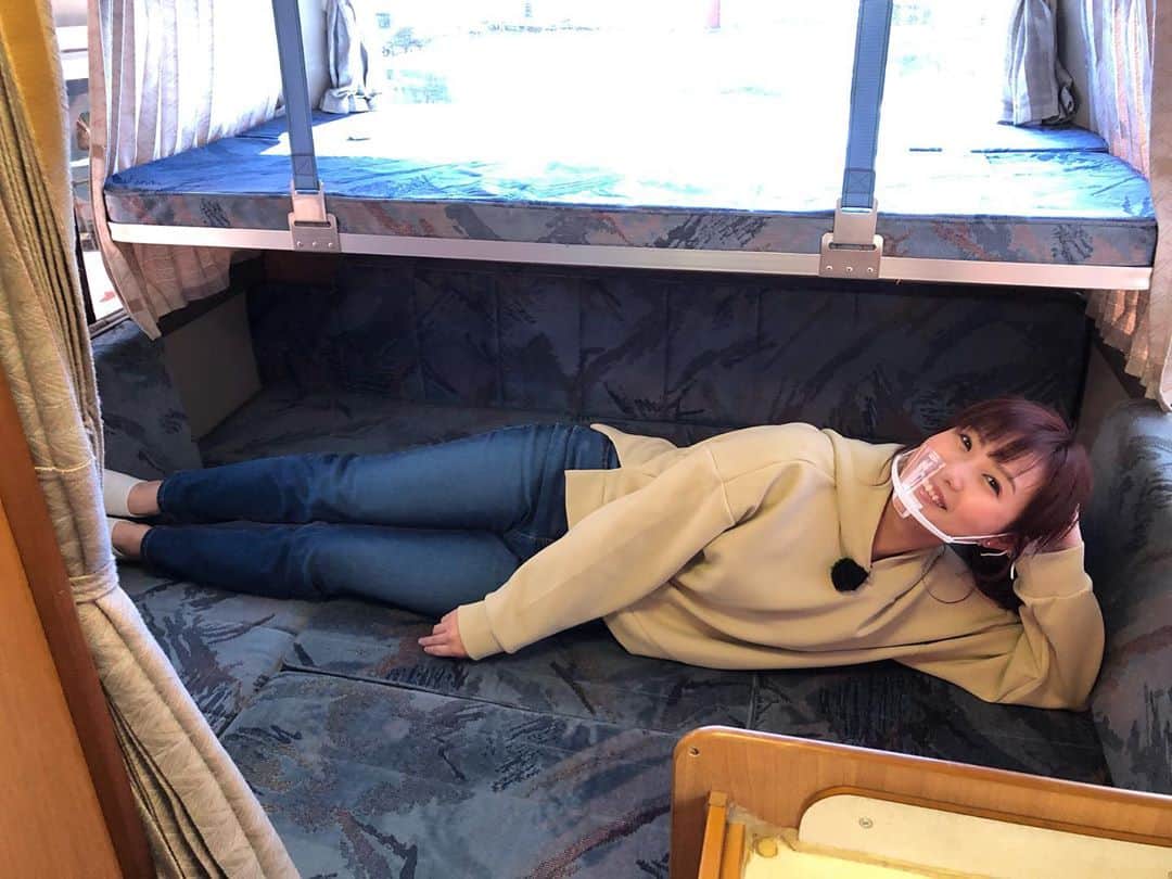 南條早紀さんのインスタグラム写真 - (南條早紀Instagram)「ごろごろ〜🚐✨ . . 今週のフルサタ！の特集は、 【進化するキャンプ🏕✨】 . . コロナ渦で人気が急上昇している キャンプですが、内容もかなり進化しているよう👀‼️ . . わたしは昔からとても憧れていた キャンピングカーを取材してきました！ . すごいでしょ… このくつろいでる場所、 車の中なんですよ…😚💓 . . ごろごろ転がることだって 出来ちゃうんですよ…‹‹\( ˙▿˙　)/››笑 . . キャンピングカーにも種類があったり、 こんなこともできちゃうの😳‼️と 驚きの機能があったり、 終始ワクワクしっぱなしでした！ . . 今週のフルサタ！チェックしてくださいね〜🥰 . . . #富山県 #富山 #toyama #石川県 #白山市 #キャンピングカー  #専門店 #キャンピングカー専門店 #キャンプ #キャンプ好き #最新情報 #車内 #広々 #ごろごろ #のひのひ  #富山テレビ #フルサタ #アナウンサー #南條早紀 #なんじょうのにちじょう #❤」10月29日 21時49分 - nanjo_saki