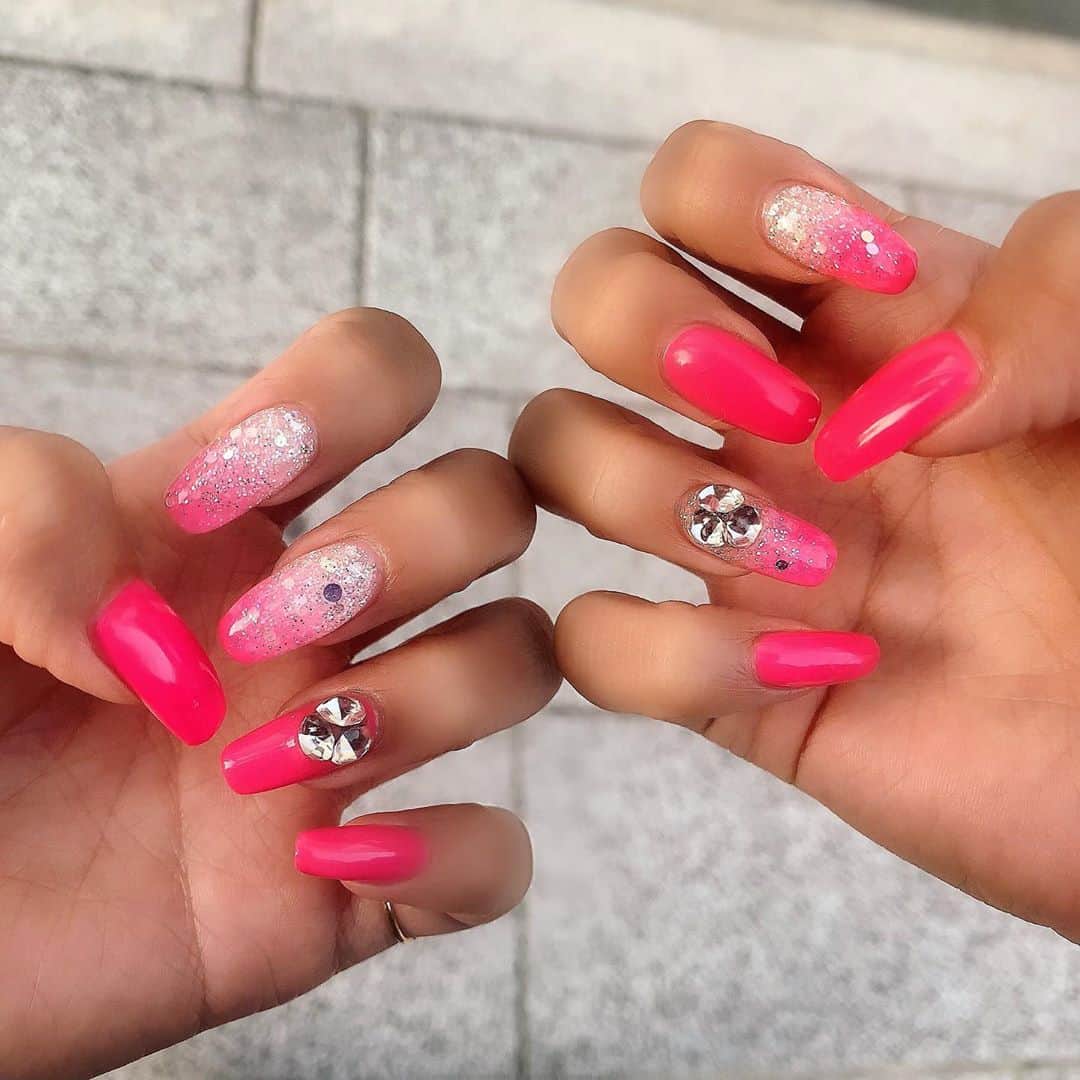 鈴木まりなのインスタグラム：「New Nail   @list.nail 担当 盛さん listに行くのが毎月のお楽しみ✌️   11月は久々のピンクネイル💗🎀💕 安定で可愛い🌈    ↓↓↓ List. 📞06-6253-0031 📍大阪府大阪市中央区南船場4-12-8 関西心斎橋ビル7Ｆ         #マリナネイル #ネイルデザイン #ピンクネイル #大阪ネイルサロン #ネイルでマインドリセット  #list_nail #nail #naildesign #autumnnails #nailsofinstagram #nailitdaily #nailsmagazine #nailonfleek #firenails」