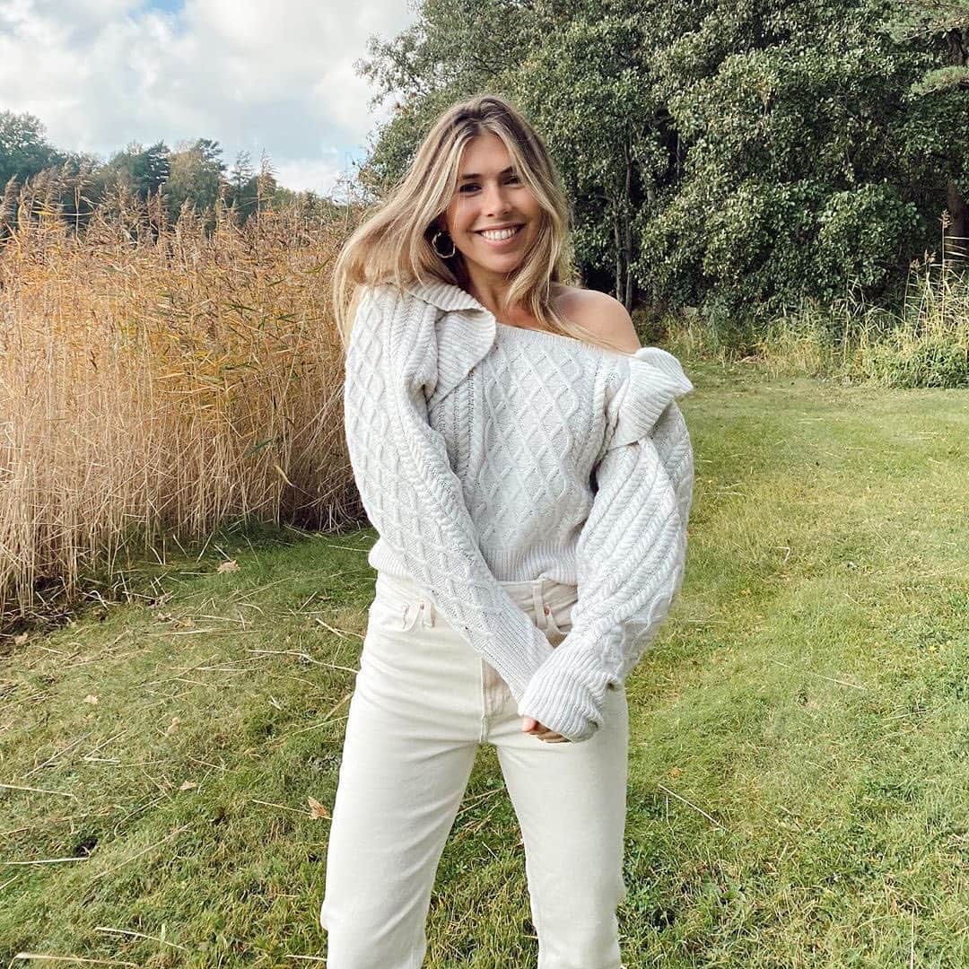 H&Mさんのインスタグラム写真 - (H&MInstagram)「A light autumn breeze? Yes, that's what we'd call this look, @carolineskjelbred! 🌾 #HM #HMxME #regram  Knitted sweater: 0918525001」10月29日 21時51分 - hm