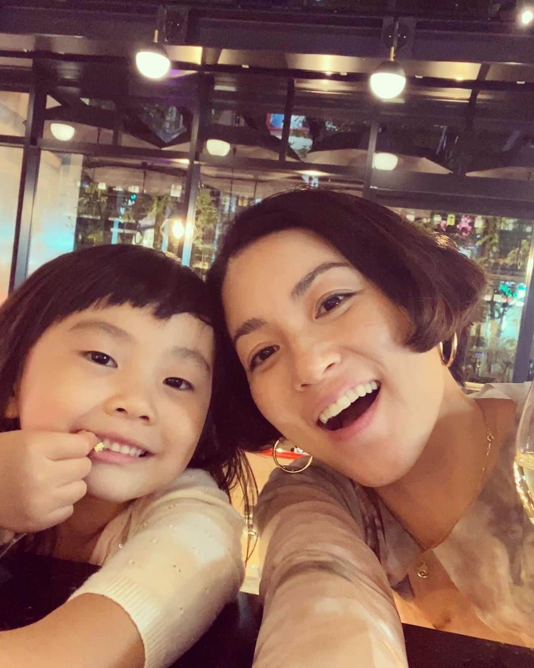 桃生亜希子のインスタグラム：「大阪最後の夜は、新しく出来た「moxy」というホテルに大阪に住んでいるお友達とSTAYしたよ。 　お部屋も下のバーラウンジも可愛くて、クラッシックなゲームが置いてあったり。居心地が良かった。  　また泊まりたいな！ イタリアン🇮🇹も美味しかった❤️  #moxyosaka #osaka #大阪　#travel @moxyosakashinumeda @moxyhotels」