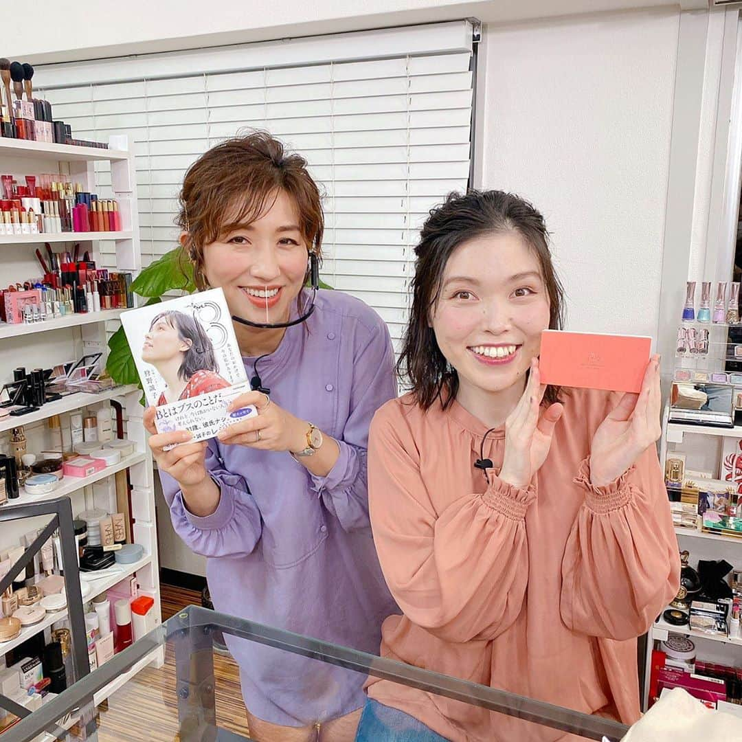 長井かおりさんのインスタグラム写真 - (長井かおりInstagram)「昨夜は﻿ 大好きな誠子さんとインスタライブでした🥰﻿ ﻿ 誠子さんの清らかさにまたまた、﻿ うっとりしながら⭐︎⭐︎💗﻿ VoCE WEBにup中の﻿ セルフメイクレッスンのおさらいをしました✨﻿ ﻿ 誠子さんの初エッセイについての﻿ お話もさせて頂いております🥺﻿ ﻿ VoCE公式アカウントの、﻿ IGTVに保存されておりますので﻿ ぜひぜひ、ご覧ください😆♥️﻿ ﻿ あ〜幸せいこ〜💗💗﻿ ﻿ ﻿ ﻿ #尼神インター　#誠子 ちゃん #尼神インター誠子 ちゃん #bあなたのおかげで今の私があります  #voce  #ヴォーチェ  #vocemagazine  #voceweb  #長井かおり　#ヘアメイク  #セルフメイク　#インスタライブ #アトリエに来てくれました！ #メイクレッスン　#コスメ  #メイク　#cosmetics  #makeup  #新作コスメ」10月29日 21時54分 - kaorimake