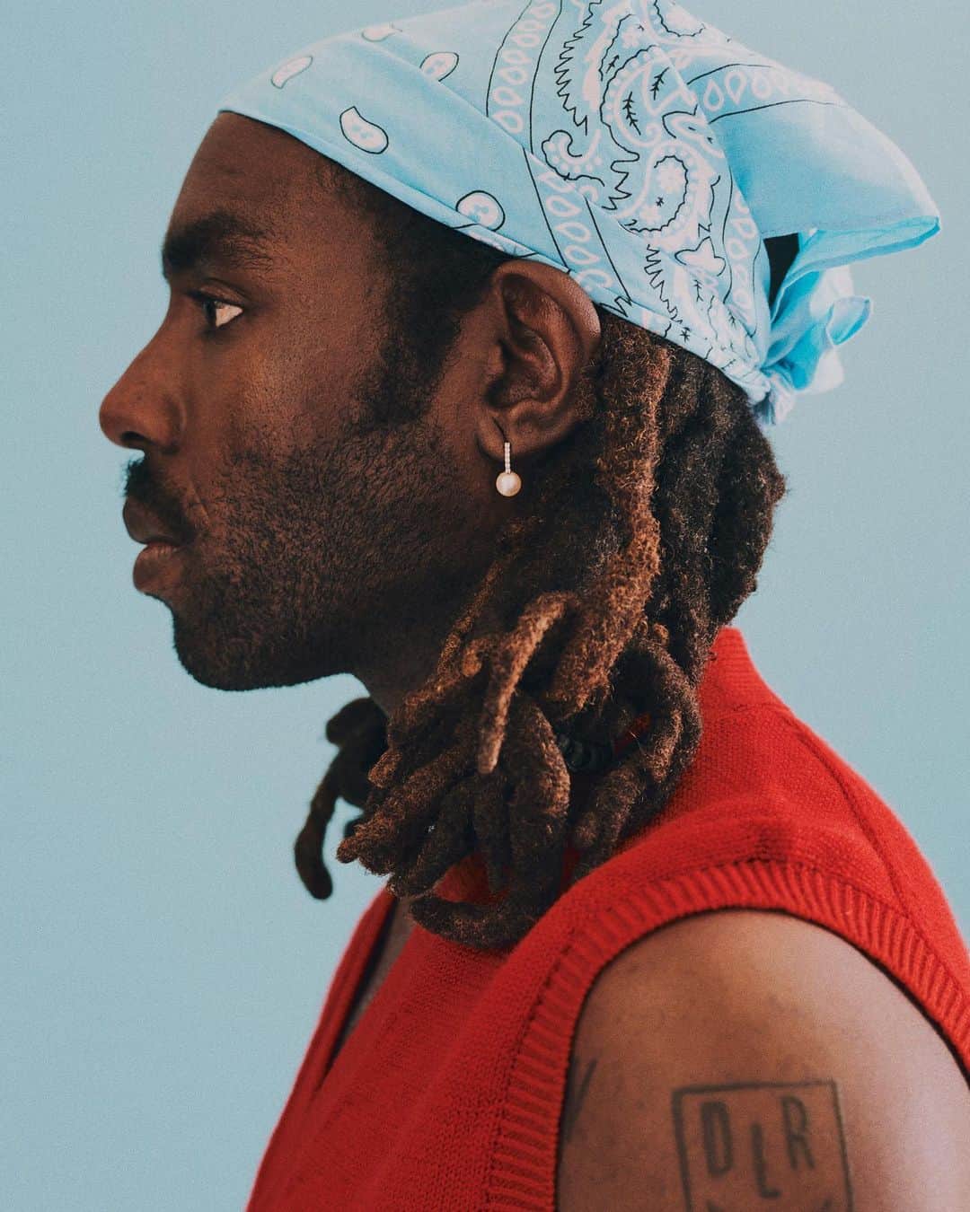 MR PORTERのインスタグラム：「Mr @devhynes, a multi-talented musical maestro has composed the music to what  should be your new favourite TV show, `We Are Who We Are'. We spoke to him about putting others first, using the world as inspiration and how to connect with others in a deeply disconnected world.  Head to the link in bio to read the full interview. #MRPORTERJournal」