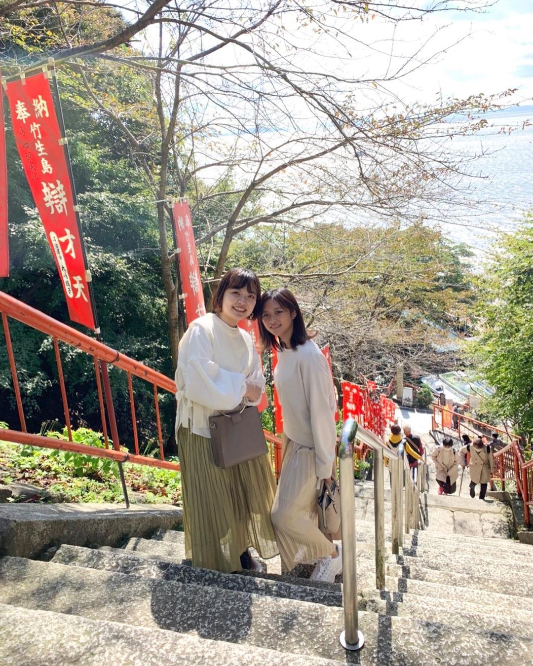 石井美音奈のインスタグラム：「神社とか歴史がある所に行くの好き🥰 でも全然詳しくないから教えてくれて更に一緒にも来てくれる人いたりする⁉︎😜  この景色が綺麗なの伝われ‼︎‼︎💭  #竹生島#竹生島神社 #竹生島クルーズ #竹生島宝厳寺 #滋賀県 #滋賀県観光 #神社　#船 #ダルマ #瓦 #瓦投げ #瓦投げチャレンジ」