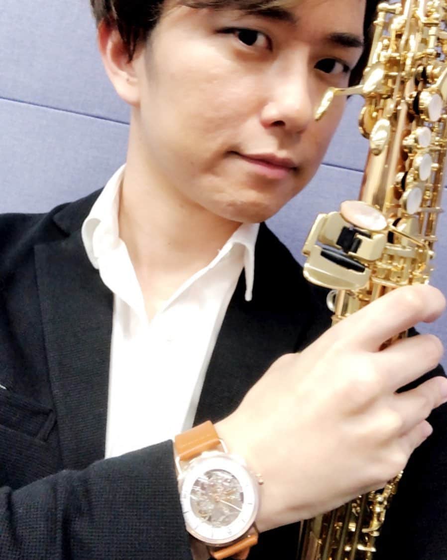 のインスタグラム：「メイクと楽器と腕時計  他に何かいるかい？  #西村ヒロチョ #ロマンティック #日曜チャップリン #ちょっと映ってるかも #lobor  #ロバー  #腕時計  #時計  #手元倶楽部 #PR  クーポンコード 【nishieb】 ご使用で10パーセントオフになります。 (使用期限は2021.6.2)  @loborjapan」