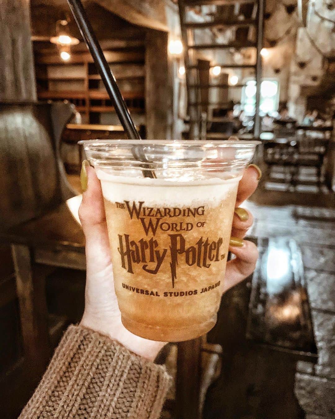 瀬口かなのインスタグラム：「﻿ バタービール頼んで憧れのヒゲやりたかったのに、なんとなくフローズン頼んじゃってヒゲ全然つかんかった😂💔﻿ ﻿ ﻿ そしてフローズン飲んだら寒くなった笑。﻿ ﻿ ﻿ またいつか行ったときリベンジしよう🤔﻿ ﻿ちなみにハリーポッターはアズカバンの囚人で止まっています。 ﻿ #usj #ユニバ #ユニバーサルスタジオジャパン #ハリーポッター #バタービール」