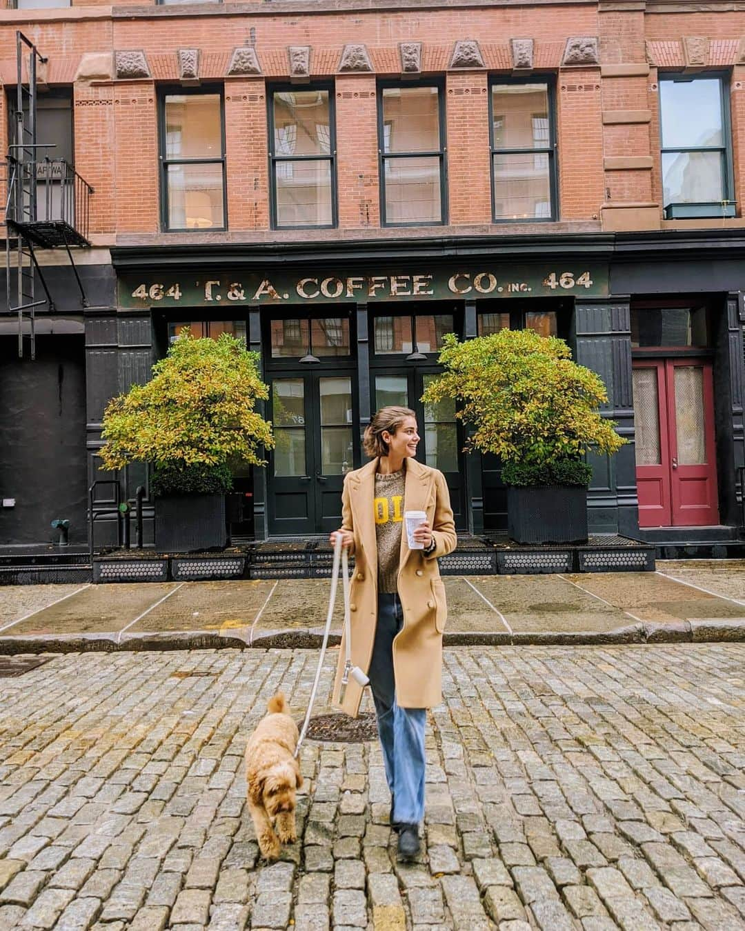 テイラー・ヒルさんのインスタグラム写真 - (テイラー・ヒルInstagram)「Rainy day 🌧️ but at least we have coffee ☕」10月29日 22時01分 - taylor_hill