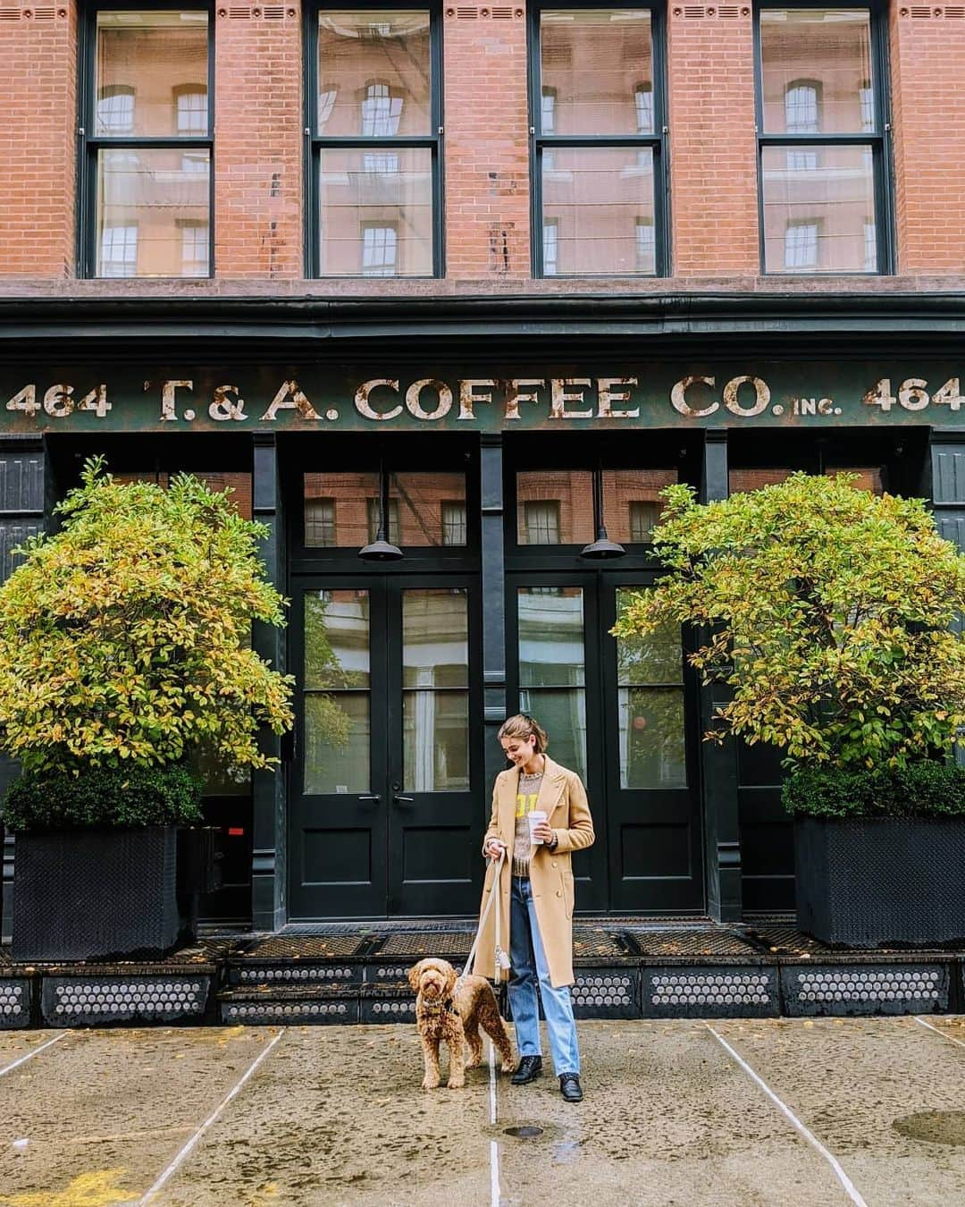 テイラー・ヒルさんのインスタグラム写真 - (テイラー・ヒルInstagram)「Rainy day 🌧️ but at least we have coffee ☕」10月29日 22時01分 - taylor_hill