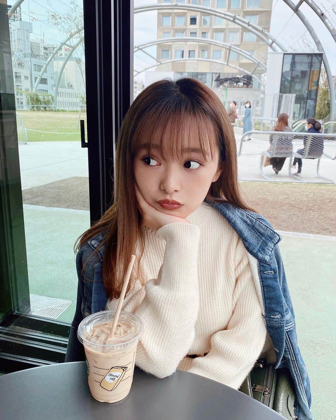 村崎英絵のインスタグラム：「ちょっとまったりしたくなった☕️ 昨日のコーデ♡ ホワイトのニットワンピースにお気に入りのGジャン👸🏼 ㅤㅤㅤㅤㅤ あっ！ 明日はみくにゃんに会える日！ 今から楽しみにしてよーー💗 ㅤㅤㅤㅤㅤ ㅤㅤㅤㅤㅤ  #ナチュラルメイク #ブラウンメイク #メイク #秋メイク #チーク #秋ニット #ニットコーデ #デニムジャケット #宮下公園  #低身長ファッション #低身長コーデ #おちびコーデ #146cm」