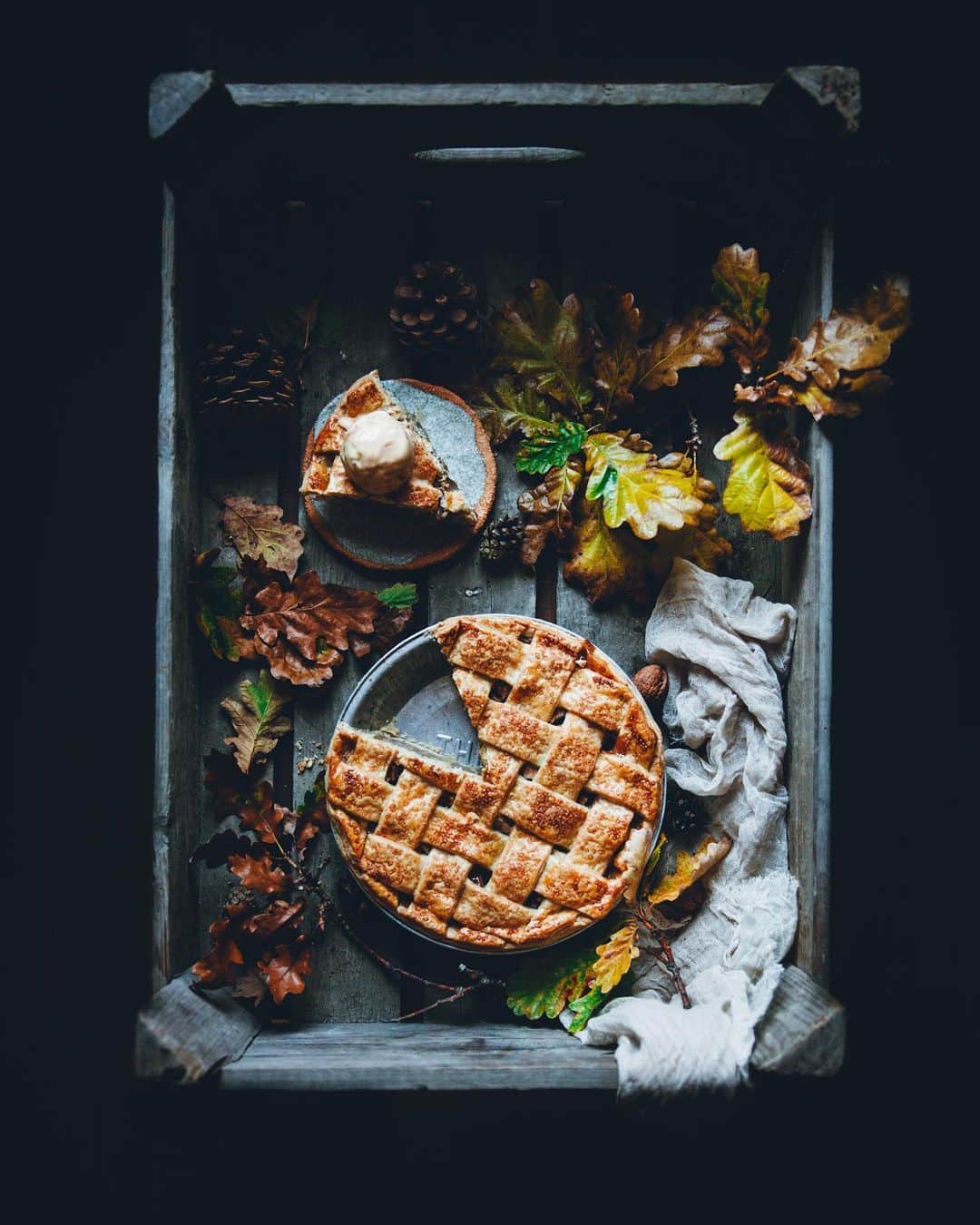 Linda Lomelinoのインスタグラム：「New blogpost & video! Today I’m sharing a Pear Pie recipe and how to make a lattice crust on the blog and on youtube. They’re a lot of fun to make and easy once you get the hang of it. I couldn’t resist including some shots from the forest which is absolutely beautiful right now 🍁🥧🍐 Find links to the blogpost and video through my profile 🥰」