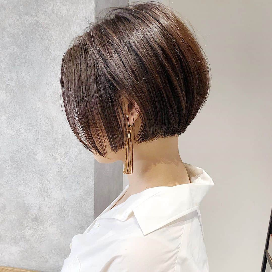 本田重人さんのインスタグラム写真 - (本田重人Instagram)「ボブ、ショートボブのヘアカタです😊  乾かすだけでさらさらに、まとまる髪質に👉  ボブにしたくてお悩みの方は保存してカウンセリングにお役立て下さい！👉👉  トリートメントでは治らないホワホワした髪、ふくらむ癖、あほ毛なども僕のする縮毛矯正なら驚く程柔らかなさらさらのストレート毛に👉  美容師さんに「縮毛矯正は必要ないですね」と言われる方も是非オススメ。  もちろん一度施術した髪は半永久そのままさらさらです。  また生えてきたらその髪をリタッチ矯正してあげれば👍  カラーとの同時施術ももちろん👍  気になる事はお気軽にDM下さい😊  GRAFF  hair 本田重人  【料金表】 カット¥6600 独自のカット法で写真の様な仕上がりに  カット＋カラー¥14300 透明感抜群のダメージレスカラー  カット＋パーマ（デジも）¥17300 髪質に合わせた選定による柔らかなパーマ  カット＋縮毛矯正¥19800 今までにない仕上がりを実感するナチュラルストレート  カット＋カラー＋縮毛矯正¥27500 同時施術でもダメージを感じさせないフルコース  トリートメント3step¥2200.5step¥4400 カラー、パーマ、縮毛矯正には併用がオススメ  ハイライト¥4400〜 より立体感のあるおしゃれなカラーに 　　　　　  圧倒的な経験値によるナチュラルストレートパーマは一度体感したら病みつきになる程のお手入れのし易さに❗️  銀座でボブにしたい方は是非お任せを❗️  #縮毛矯正ボブ #ストレートボブ #ボブストレート #ボブ縮毛矯正 #ショートストレート #ストレートショート #ショート縮毛矯正 #縮毛矯正ショート #ナチュラルストレート #コスメストレート  #切りっぱなしボブ #ミニボブ #ショートボブ #前下がりショート #前下がりボブ #ワンカールボブ #ばっさりボブ #長めボブ #本田重人  #ショート銀座 #ボブ銀座 #ストレート銀座 #縮毛矯正銀座 #銀座ショートボブ #ボブヘアカタログ  #ボブヘアカタ #ボブストレートパーマ #結べるボブ #ロブ」10月29日 22時12分 - shigeto_honda