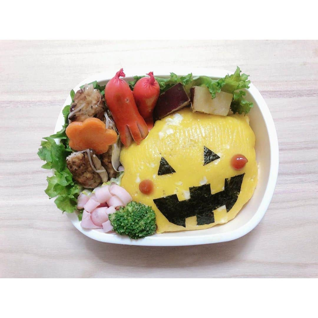 双松桃子さんのインスタグラム写真 - (双松桃子Instagram)「ハロウィンお弁当🍙 . オムライスにしてカボチャ風🎃  ♡たこさんウインナー  ♡ブロッコリー  ♡さつま芋の煮物  ♡和風きのこハンバーグ  ♡ハム  #100日後にキャラ弁のプロになる #キャラ弁　#キャラ弁初心者 #キャラ弁当 #お弁当記録 #お弁当部 #お弁当日記 #キャラ弁ディズニー #キャラ弁部 #instagood #instafood #instaphoto #good #followforfollowback #followｍe #いいね #⛄️ #cooking #cookingram #followforfollowback #🎃 #ハロウィン #映え弁　#オベンタグラム　#obentopark #obento #おばけ　#かぼちゃ　#ジブリ飯」10月29日 22時13分 - momosan0627