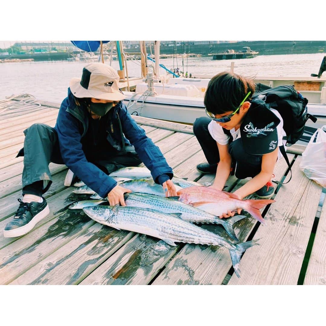 鈴木紗理奈さんのインスタグラム写真 - (鈴木紗理奈Instagram)「サワラ。ハマチ。タイ。 サゴシ。アジ。サバ。 こんなに釣れた‼︎‼︎ 大漁じゃ〜‼︎‼︎ 🐟🐟🐟🐟🐟  鱗だらけ、潮だらけ そんな事は全く気にならない 楽しいことだらけ‼︎‼︎ リオトも夢中になって 釣りまくったよ❣️  #riototomama #遊漁船マーキュリー」10月29日 22時05分 - munehirovoice