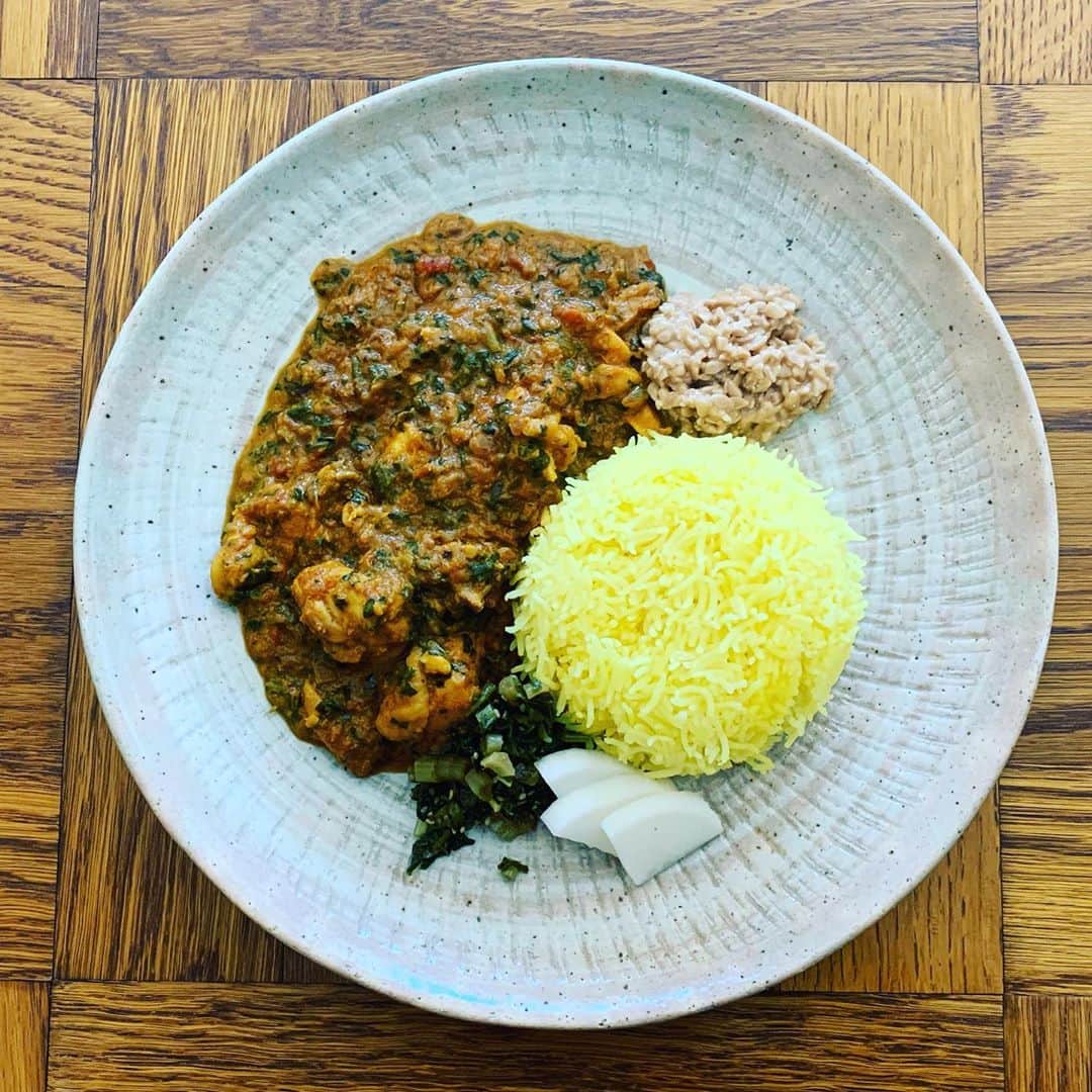 松尾諭のインスタグラム：「ほうれん草ケチって緑にならなかったサグカレー。 でも美味しかった。 #スパイスカレー」