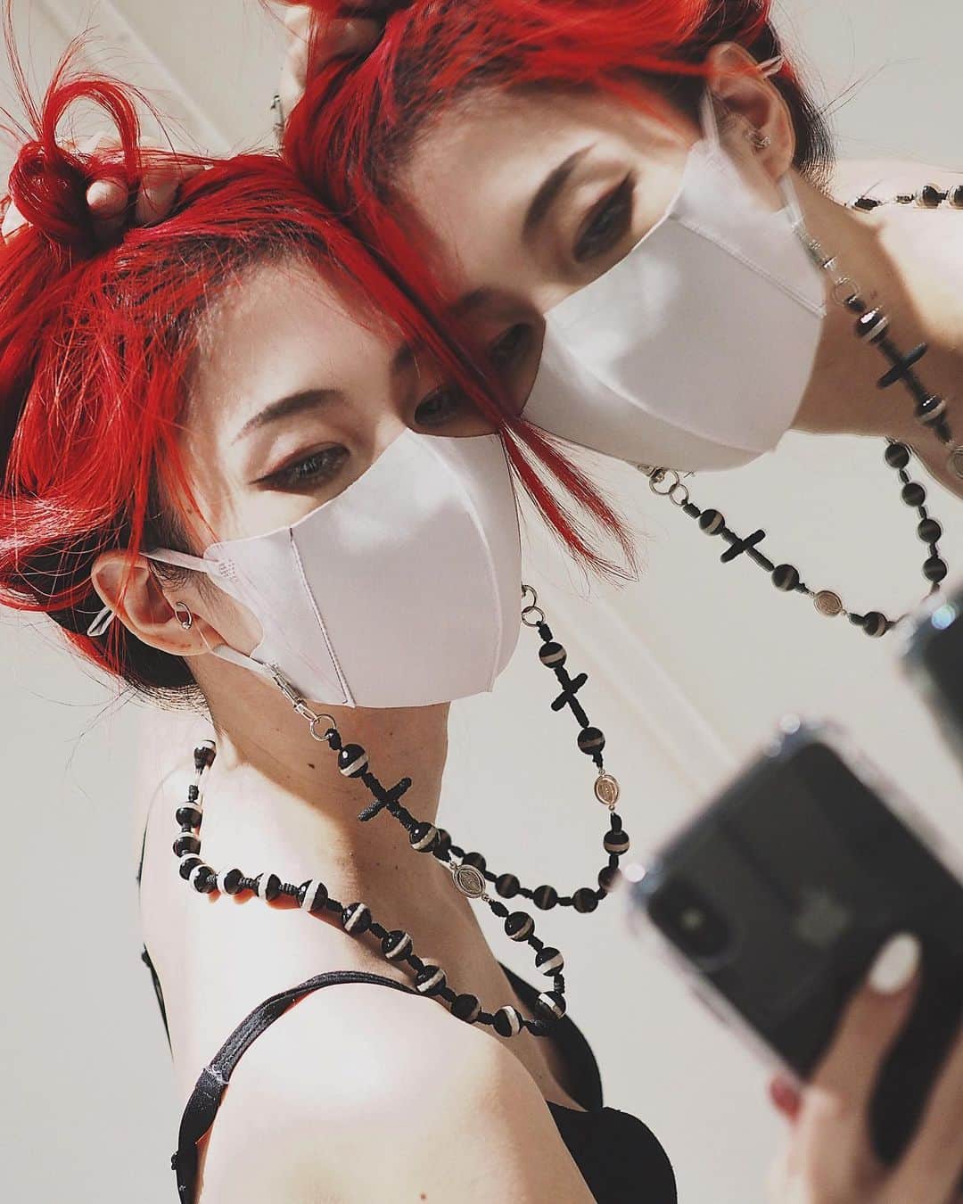 si ouxのインスタグラム：「マスクチェーンを作ってみた！黒天眼石を使っています。魔除けの石」
