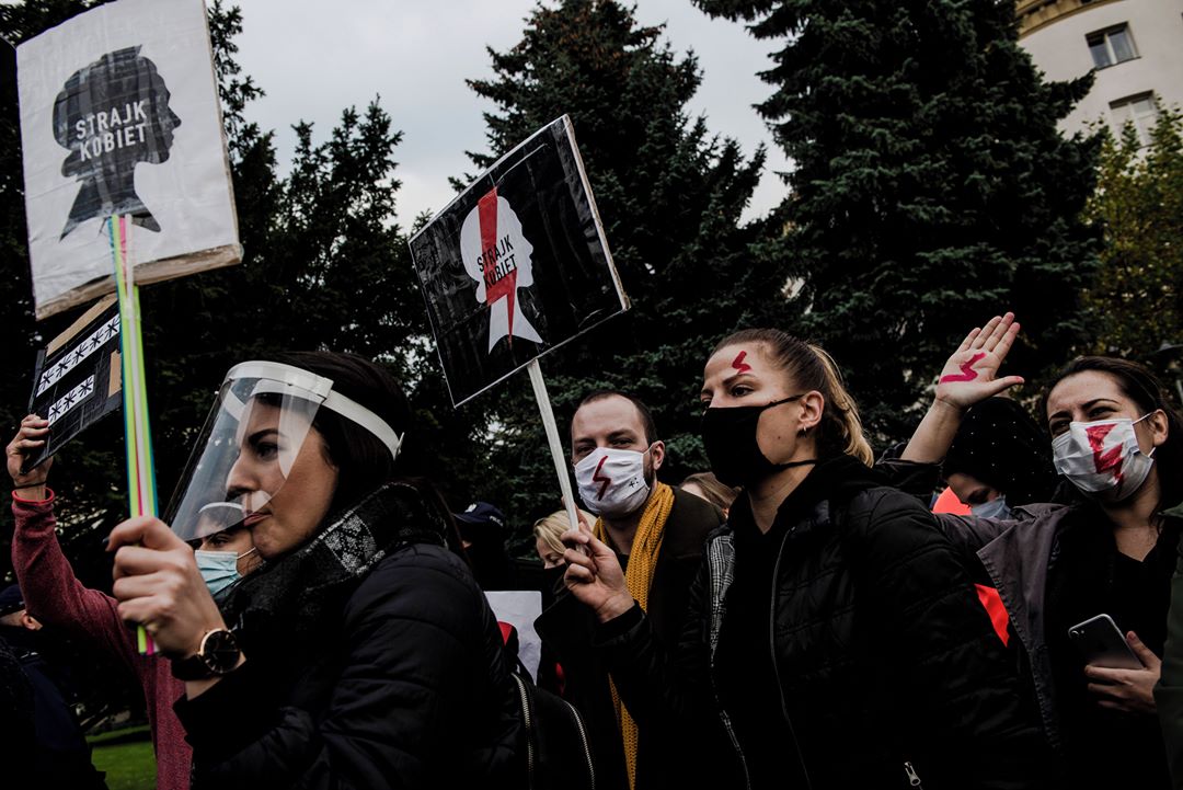 ルモンドさんのインスタグラム写真 - (ルモンドInstagram)「La mobilisation des femmes polonaises pour le droit à l’avortement gagne chaque jour en ampleur. Après des blocages massifs dans les villes lundi, l’heure était, mercredi 28 octobre, à la grève générale du travail, suivie de manifestations à travers tout le pays.⁣ Surpris par l’ampleur et la violence des protestations, les officiels polonais ont multiplié depuis mardi les sorties, avec des prises de position qui ne vont sans doute pas contribuer à atténuer les clivages. Dans une déclaration solennelle au ton particulièrement froid, l’homme fort du pays et vice-premier ministre, Jaroslaw Kaczynski, a dénoncé le « nihilisme » des manifestants. Mercredi, à Varsovie, plusieurs milliers de manifestants ont entamé leur marche à partir du siège de l’Institut Ordo Iuris, une association de juristes catholiques fondamentalistes, inspirateurs des textes anti-avortement. La foule s’est dirigée ensuite vers le Parlement, occasionnant de légers incidents avec les forces de l’ordre. Plus d’une centaine de manifestations ont été recensées à travers le pays.⁣ -⁣ La mobilisation du 28 octobre à Varsovie. Photos : Kasia Strek (@kasia_strek) #PourLeMonde⁣ -⁣ #avortement #Pologne #religion」10月29日 22時15分 - lemondefr