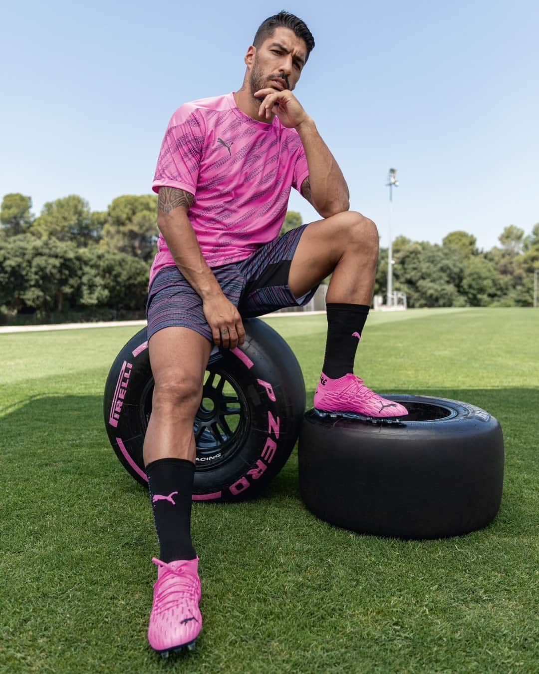 PUMA Footballさんのインスタグラム写真 - (PUMA FootballInstagram)「Lucky tires got to meet the current top scorer of @laliga 🏎  TAP to shop the FUTURE, worn by @luissuarez9.」10月29日 22時18分 - pumafootball