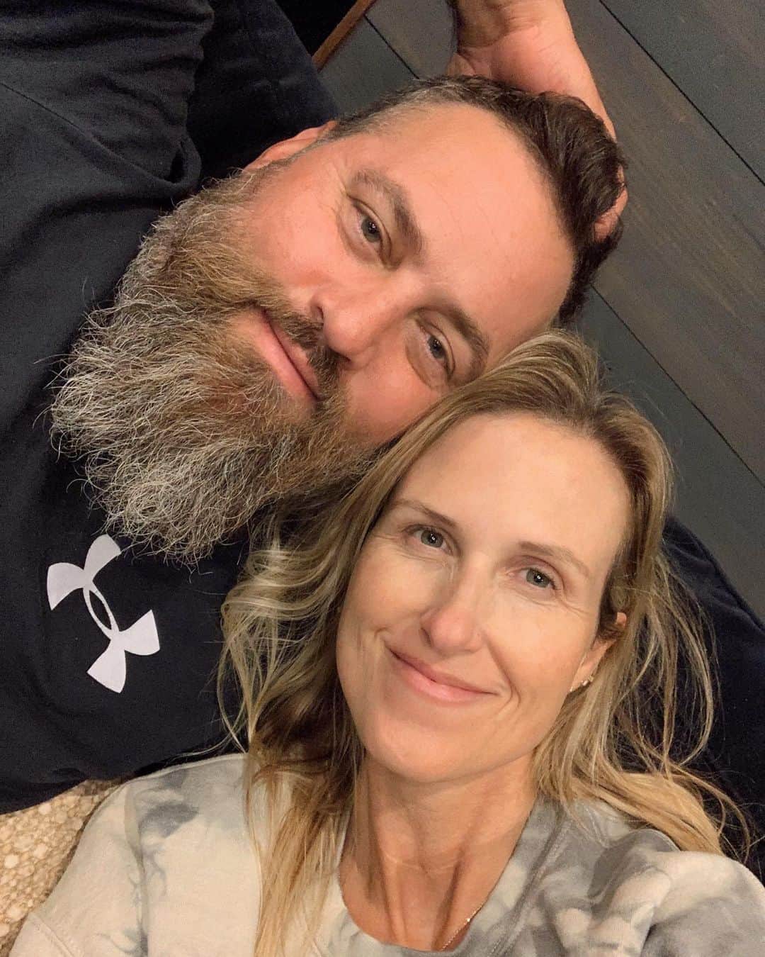 コリー・ロバートソンのインスタグラム：「The only pic I took while sick 🙂 the @whoathatsgoodpodcast podcast is up where we talk about our time with Covid-19. You can swipe up on my story. It was no fun, I can promise you, hearing so many of your stories of loneliness, depression, shame and loss from this awful virus.   Don’t live in fear, ever, but also take care of one another. Wear your masks, be thoughtful of those at risk, and take care of yourself and those you love physically, emotionally and spiritually. This is a difficult time for us all, but God is good. He is faithful to be there with you in the good times and the bad.」