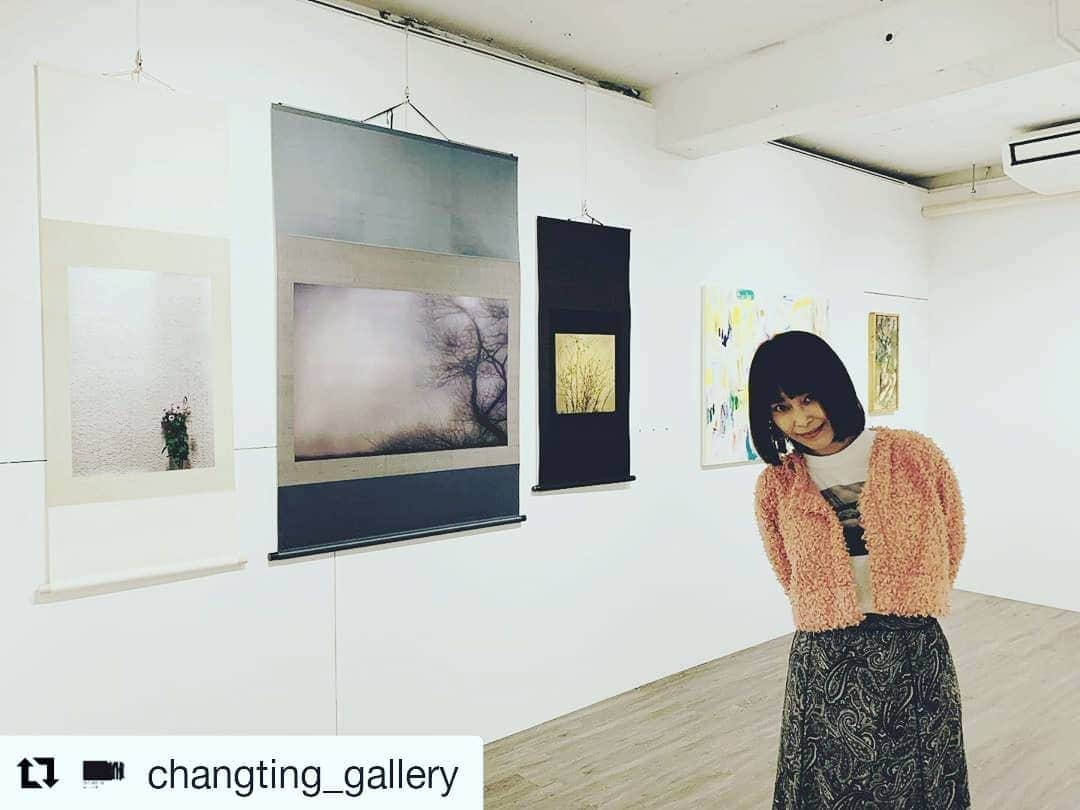 のインスタグラム：「#Repost @changting_gallery (@get_repost) ・・・ 今日大塚咲様　@otsukasaki_ がご来場いただきました。ありがとうございます。  明日も13時から  #命展 #生命展 #長亭ギャラリー #长亭画廊 #changtinggallery #長亭gallery  #日本橋久松町 #裏千代田 #アート #art #現代アート #Contemporaryart #現代美術 #ギャラリー #gallery #artgallery #アートギャラリー #美術手帖」