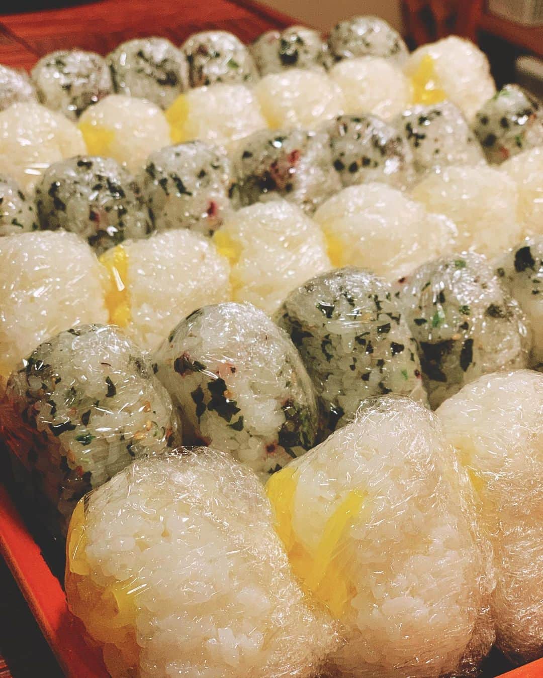 元木行哉のインスタグラム：「ロケ先のお店からのお心遣い😭﻿ ﻿あったかいんだからぁ〜♫﻿ ﻿ #夜食 #撮影 #沁みるぜ #感謝 #おにぎり #おむすび #クマムシ #元木行哉 #japanesefood」