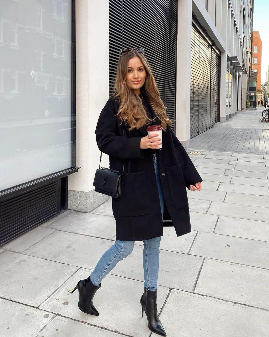 トップショップさんのインスタグラム写真 - (トップショップInstagram)「@kateehutchins in our black classic coat. Simple, chic, effortless. Get 20% off everything! Limited time only. Exclusions apply. #TopshopGirls #TopshopStyle Tap to shop or shop via the 🔗 in bio.」10月29日 22時30分 - topshop