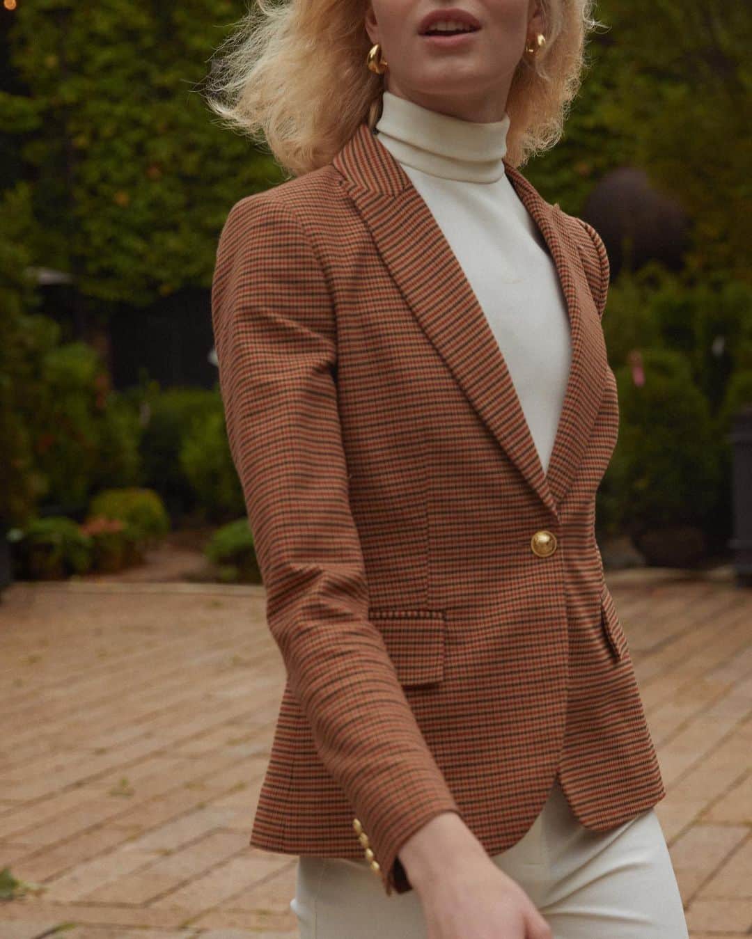 デレクラムのインスタグラム：「The classic 10 Crosby sailor button. Designed with detail, personality, and versatility. Find them across our collection.」